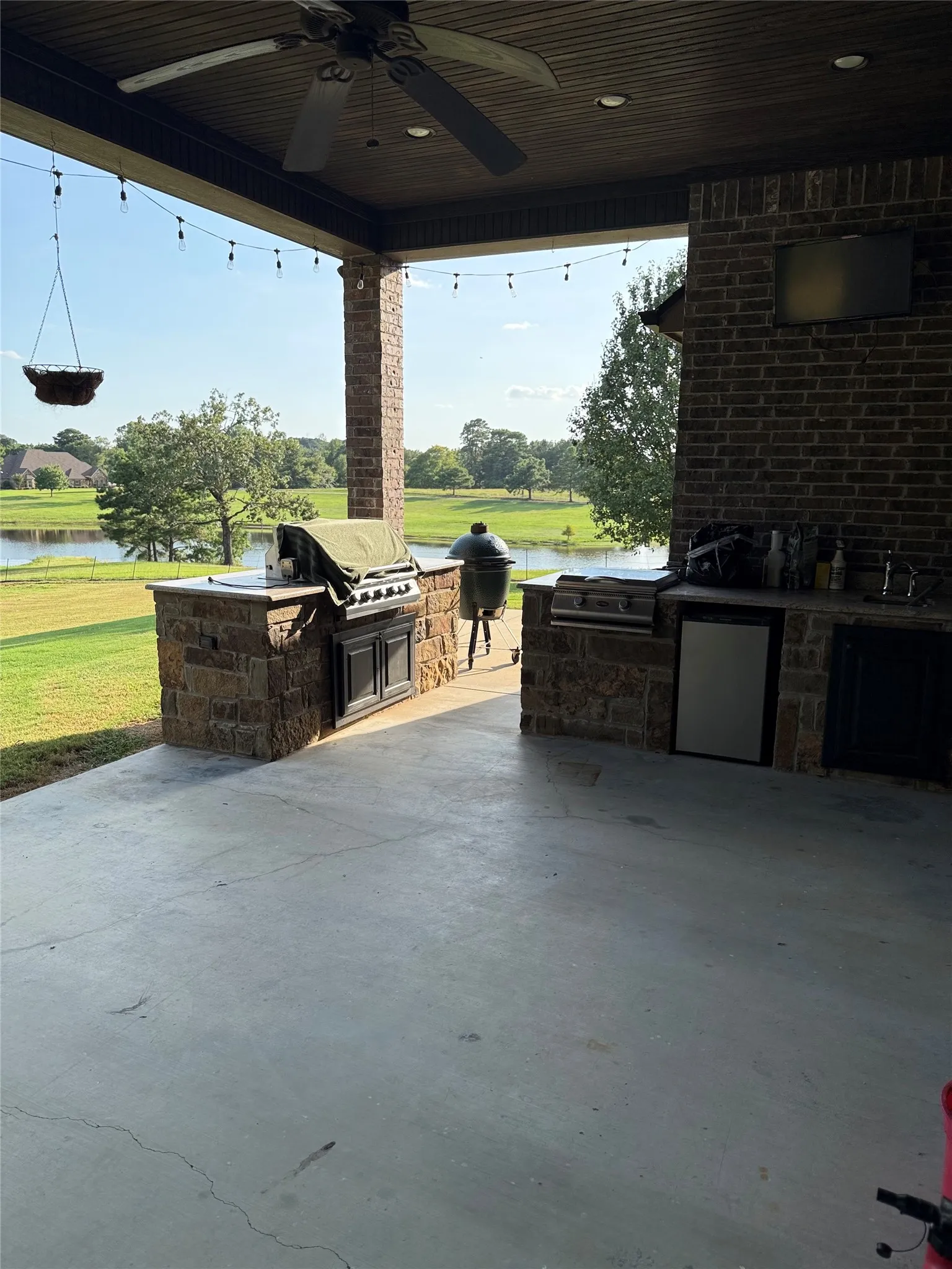 Single Family Residence For Sale in Harrison County , 2371 Country Club Road W, Longview, Texas 75602, 3 Bedroom, 2 Bathroom, 1 Garage spaces, 2,700 Sqft, built in 2013, mls#21362656, Real Estate Agent in Longview, Homes For Sale in Harrison county, Homes For Sale in Longview, Realtor in Longview Texas, Real Estate Brokerage Independent Realty Texas, Luminita Cordes Realtor