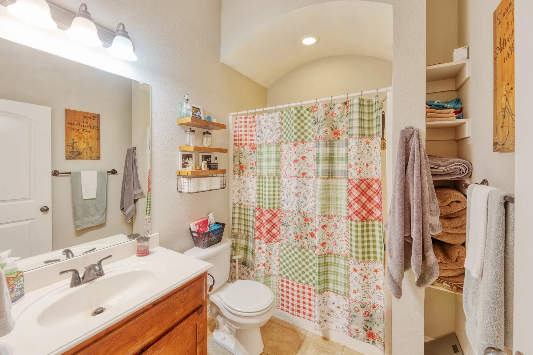 Single Family Residence For Sale in Denton County , 18 Pleasant Valley, Sanger, Texas 76266, 3 Bedroom, 2 Bathroom, 2 Garage spaces, 2,304 Sqft, built in 2007, mls#21362856, Real Estate Agent in Sanger, Homes For Sale in Denton county, Homes For Sale in Sanger, Realtor in Sanger Texas, Real Estate Brokerage Independent Realty Texas, Luminita Cordes Realtor