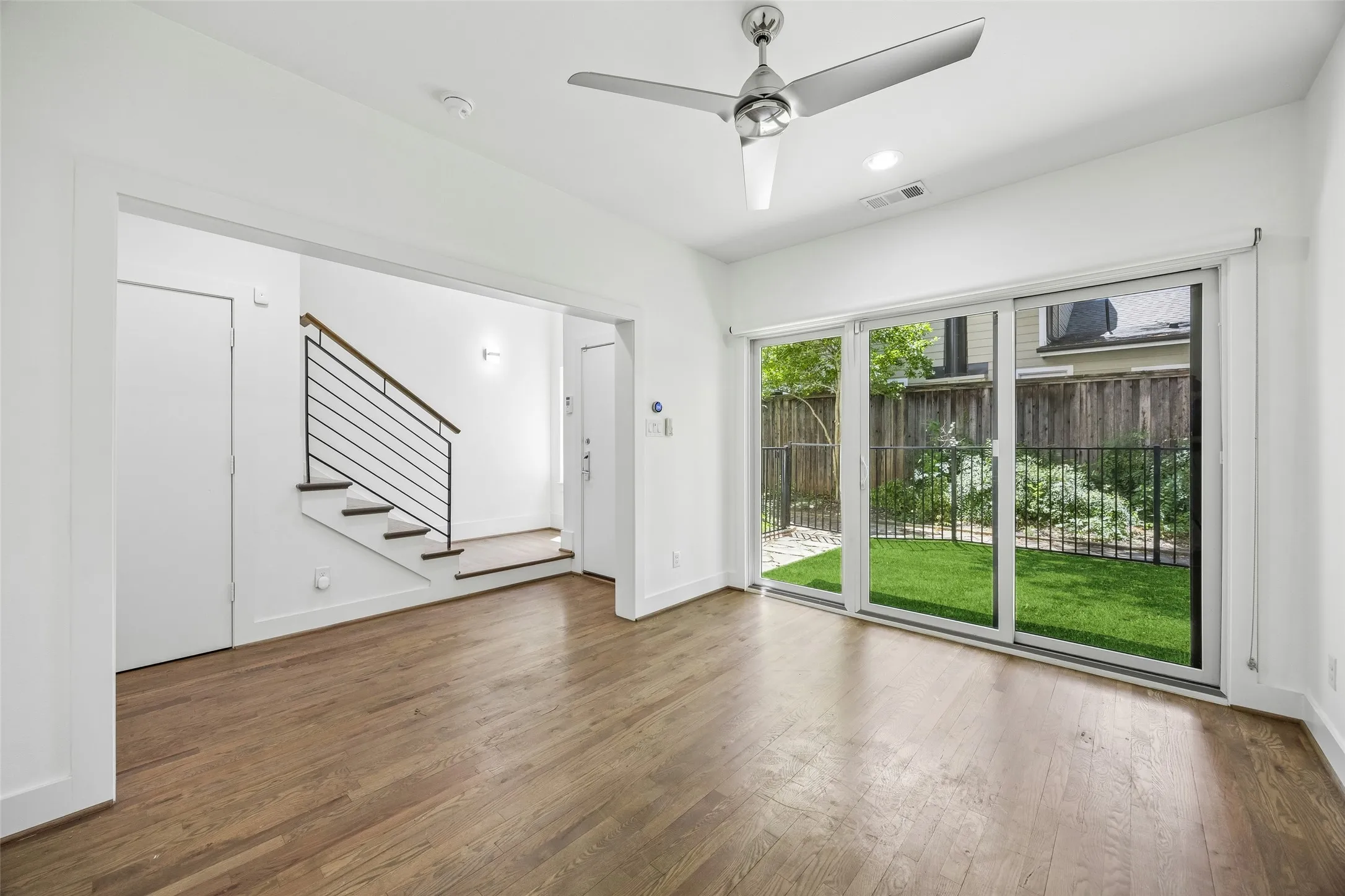 Townhouse For Sale in Dallas County , 4025 Lemmon Tree Place, Dallas, Texas 75219, 3 Bedroom, 4 Bathroom, 2 Garage spaces, 2,093 Sqft, built in 2014, mls#21361893, Real Estate Agent in Dallas, Homes For Sale in Dallas county, Homes For Sale in Dallas, Realtor in Dallas Texas, Real Estate Brokerage Independent Realty Texas, Luminita Cordes Realtor