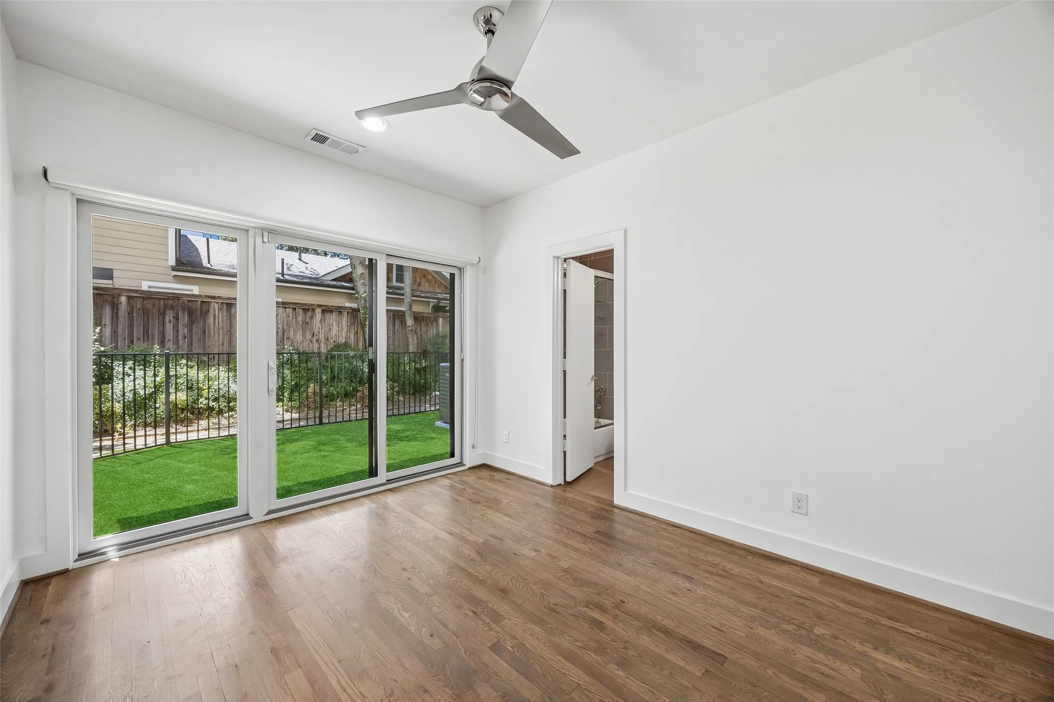 Townhouse For Sale in Dallas County , 4025 Lemmon Tree Place, Dallas, Texas 75219, 3 Bedroom, 4 Bathroom, 2 Garage spaces, 2,093 Sqft, built in 2014, mls#21361893, Real Estate Agent in Dallas, Homes For Sale in Dallas county, Homes For Sale in Dallas, Realtor in Dallas Texas, Real Estate Brokerage Independent Realty Texas, Luminita Cordes Realtor