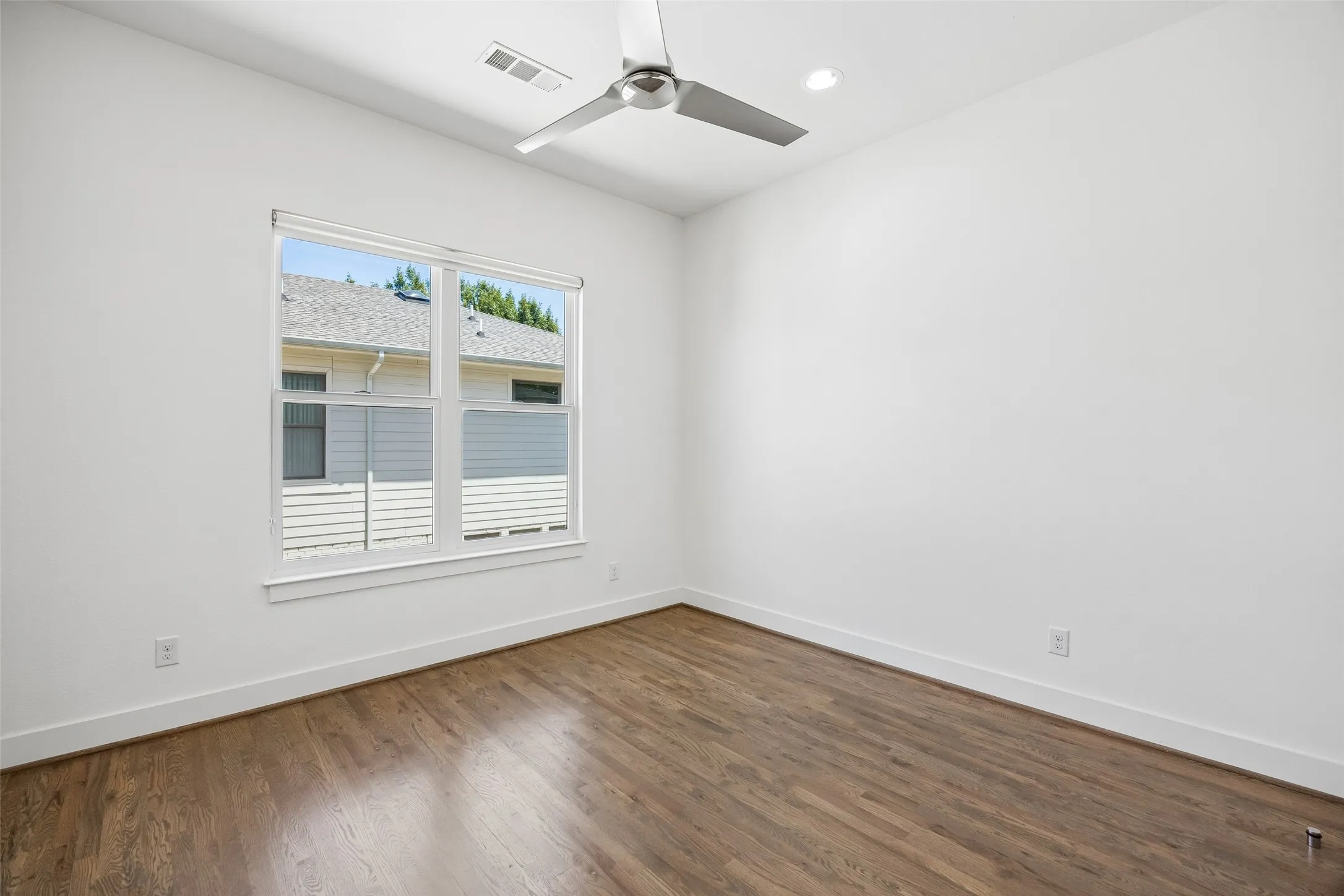 Townhouse For Sale in Dallas County , 4025 Lemmon Tree Place, Dallas, Texas 75219, 3 Bedroom, 4 Bathroom, 2 Garage spaces, 2,093 Sqft, built in 2014, mls#21361893, Real Estate Agent in Dallas, Homes For Sale in Dallas county, Homes For Sale in Dallas, Realtor in Dallas Texas, Real Estate Brokerage Independent Realty Texas, Luminita Cordes Realtor