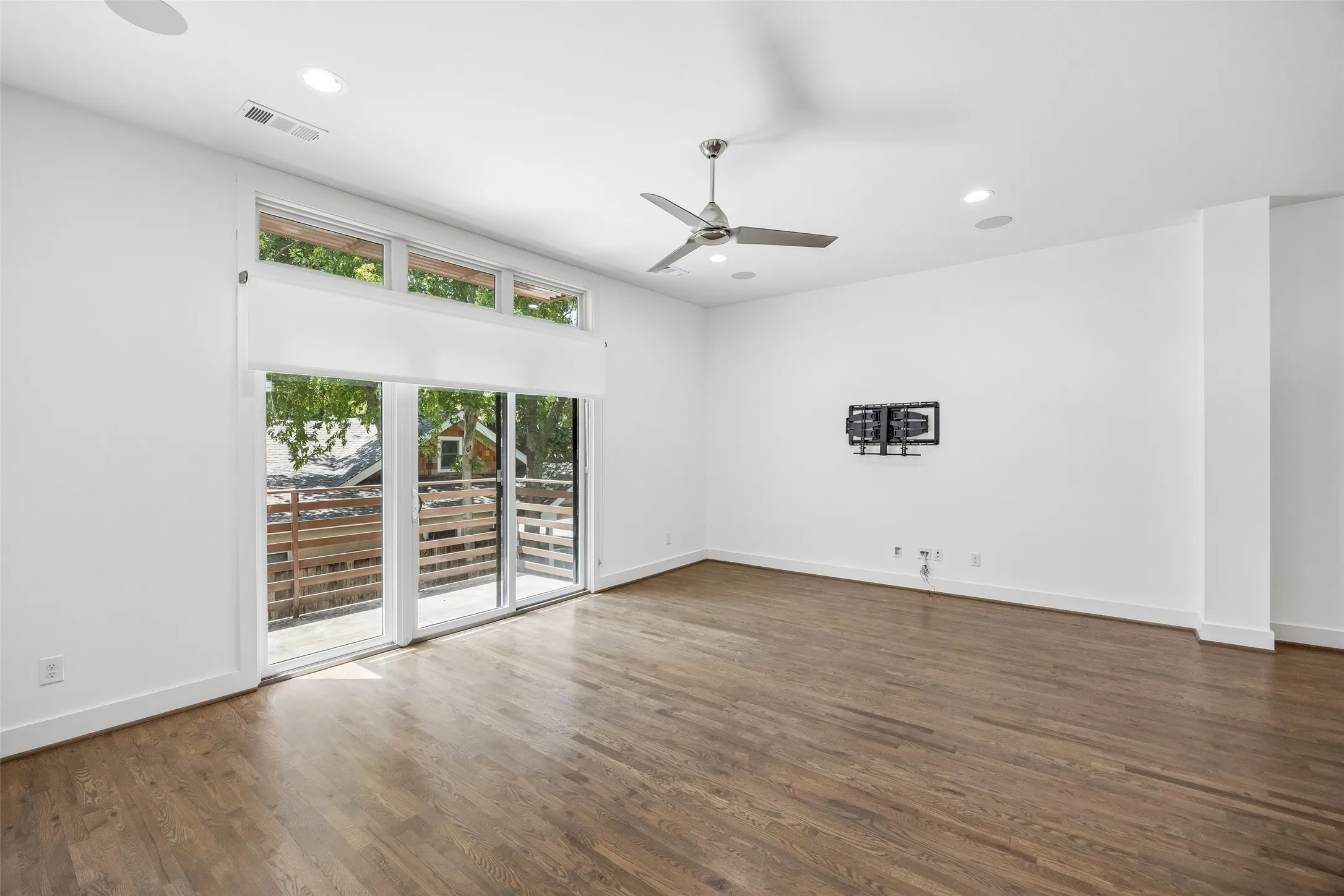 Townhouse For Sale in Dallas County , 4025 Lemmon Tree Place, Dallas, Texas 75219, 3 Bedroom, 4 Bathroom, 2 Garage spaces, 2,093 Sqft, built in 2014, mls#21361893, Real Estate Agent in Dallas, Homes For Sale in Dallas county, Homes For Sale in Dallas, Realtor in Dallas Texas, Real Estate Brokerage Independent Realty Texas, Luminita Cordes Realtor