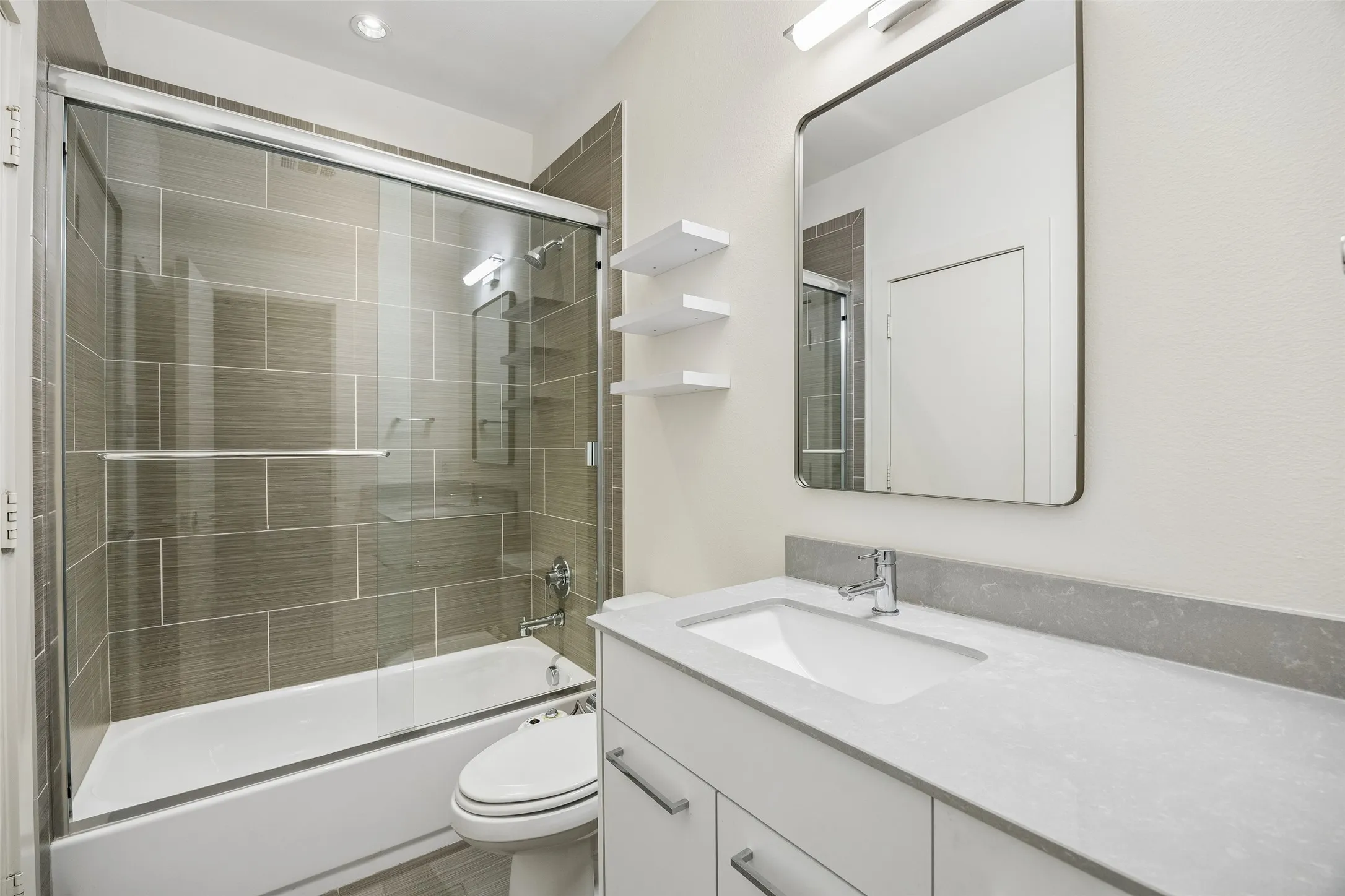 Townhouse For Sale in Dallas County , 4025 Lemmon Tree Place, Dallas, Texas 75219, 3 Bedroom, 4 Bathroom, 2 Garage spaces, 2,093 Sqft, built in 2014, mls#21361893, Real Estate Agent in Dallas, Homes For Sale in Dallas county, Homes For Sale in Dallas, Realtor in Dallas Texas, Real Estate Brokerage Independent Realty Texas, Luminita Cordes Realtor