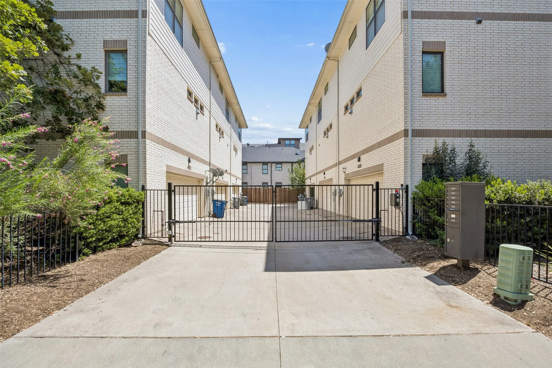 Townhouse For Sale in Dallas County , 4025 Lemmon Tree Place, Dallas, Texas 75219, 3 Bedroom, 4 Bathroom, 2 Garage spaces, 2,093 Sqft, built in 2014, mls#21361893, Real Estate Agent in Dallas, Homes For Sale in Dallas county, Homes For Sale in Dallas, Realtor in Dallas Texas, Real Estate Brokerage Independent Realty Texas, Luminita Cordes Realtor