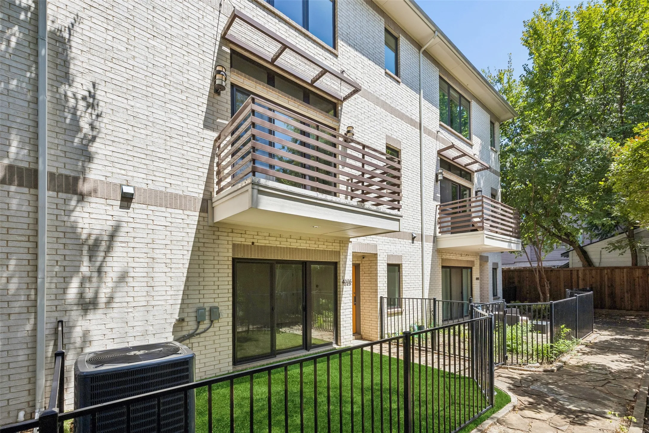 Townhouse For Sale in Dallas County , 4025 Lemmon Tree Place, Dallas, Texas 75219, 3 Bedroom, 4 Bathroom, 2 Garage spaces, 2,093 Sqft, built in 2014, mls#21361893, Real Estate Agent in Dallas, Homes For Sale in Dallas county, Homes For Sale in Dallas, Realtor in Dallas Texas, Real Estate Brokerage Independent Realty Texas, Luminita Cordes Realtor