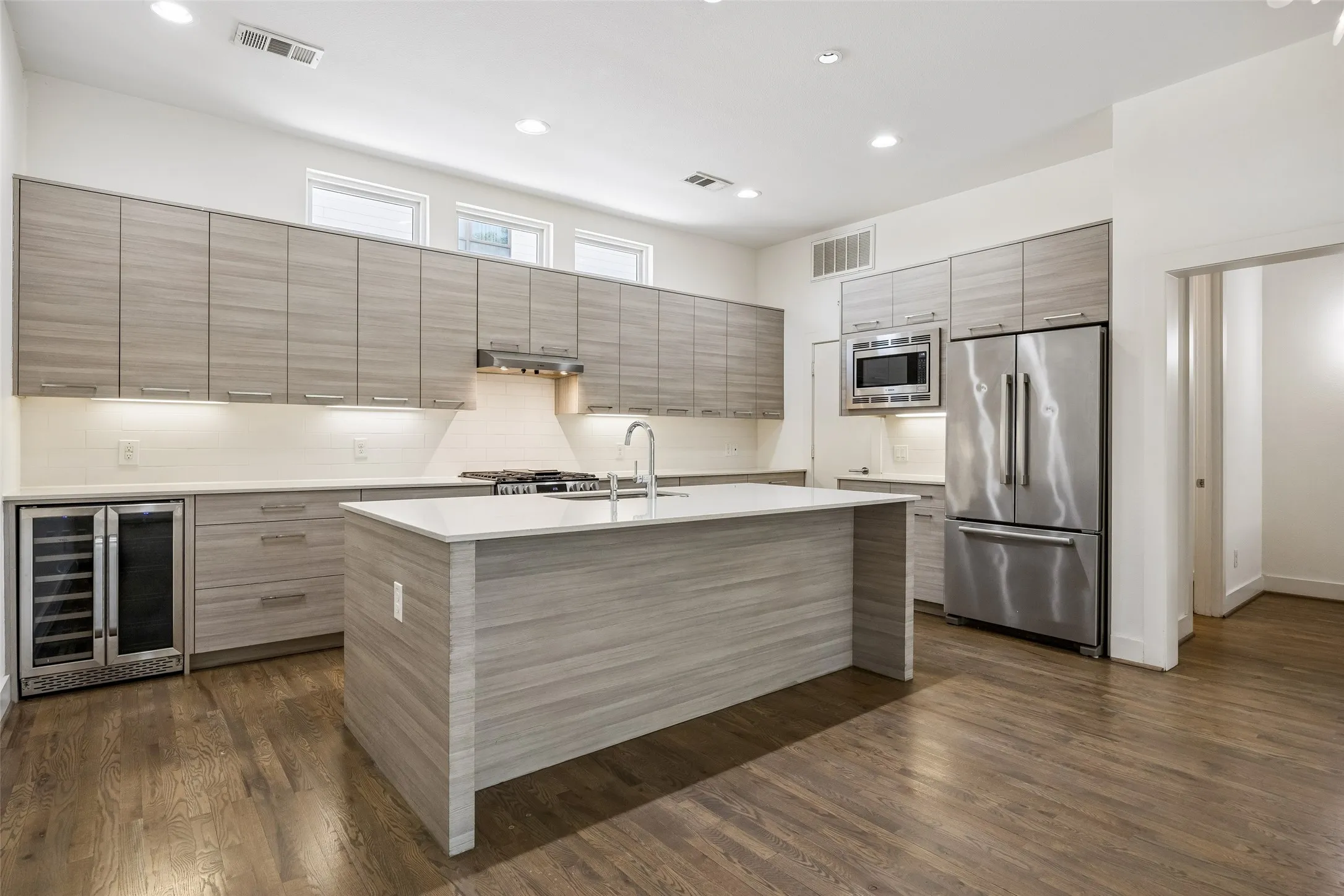 Townhouse For Sale in Dallas County , 4025 Lemmon Tree Place, Dallas, Texas 75219, 3 Bedroom, 4 Bathroom, 2 Garage spaces, 2,093 Sqft, built in 2014, mls#21361893, Real Estate Agent in Dallas, Homes For Sale in Dallas county, Homes For Sale in Dallas, Realtor in Dallas Texas, Real Estate Brokerage Independent Realty Texas, Luminita Cordes Realtor