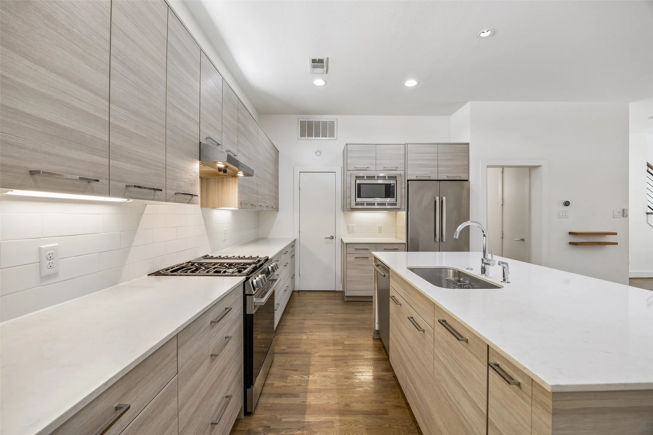 Townhouse For Sale in Dallas County , 4025 Lemmon Tree Place, Dallas, Texas 75219, 3 Bedroom, 4 Bathroom, 2 Garage spaces, 2,093 Sqft, built in 2014, mls#21361893, Real Estate Agent in Dallas, Homes For Sale in Dallas county, Homes For Sale in Dallas, Realtor in Dallas Texas, Real Estate Brokerage Independent Realty Texas, Luminita Cordes Realtor