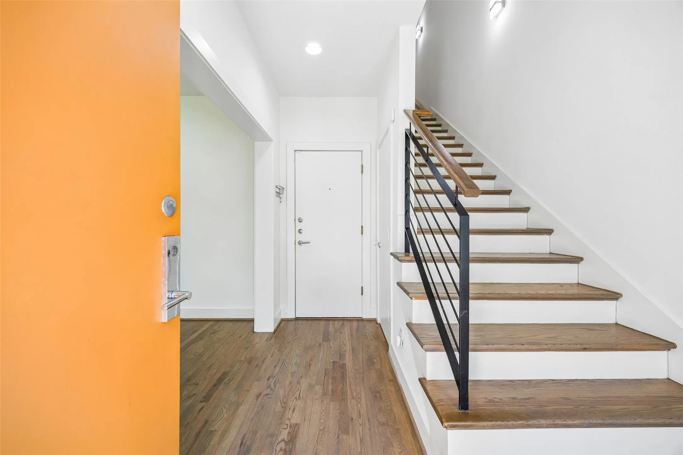 Townhouse For Sale in Dallas County , 4025 Lemmon Tree Place, Dallas, Texas 75219, 3 Bedroom, 4 Bathroom, 2 Garage spaces, 2,093 Sqft, built in 2014, mls#21361893, Real Estate Agent in Dallas, Homes For Sale in Dallas county, Homes For Sale in Dallas, Realtor in Dallas Texas, Real Estate Brokerage Independent Realty Texas, Luminita Cordes Realtor