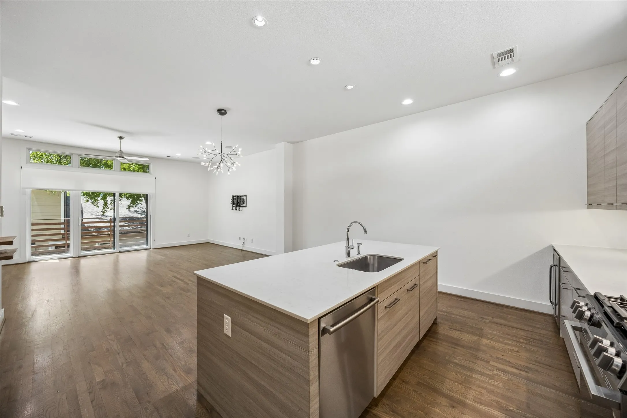 Townhouse For Sale in Dallas County , 4025 Lemmon Tree Place, Dallas, Texas 75219, 3 Bedroom, 4 Bathroom, 2 Garage spaces, 2,093 Sqft, built in 2014, mls#21361893, Real Estate Agent in Dallas, Homes For Sale in Dallas county, Homes For Sale in Dallas, Realtor in Dallas Texas, Real Estate Brokerage Independent Realty Texas, Luminita Cordes Realtor