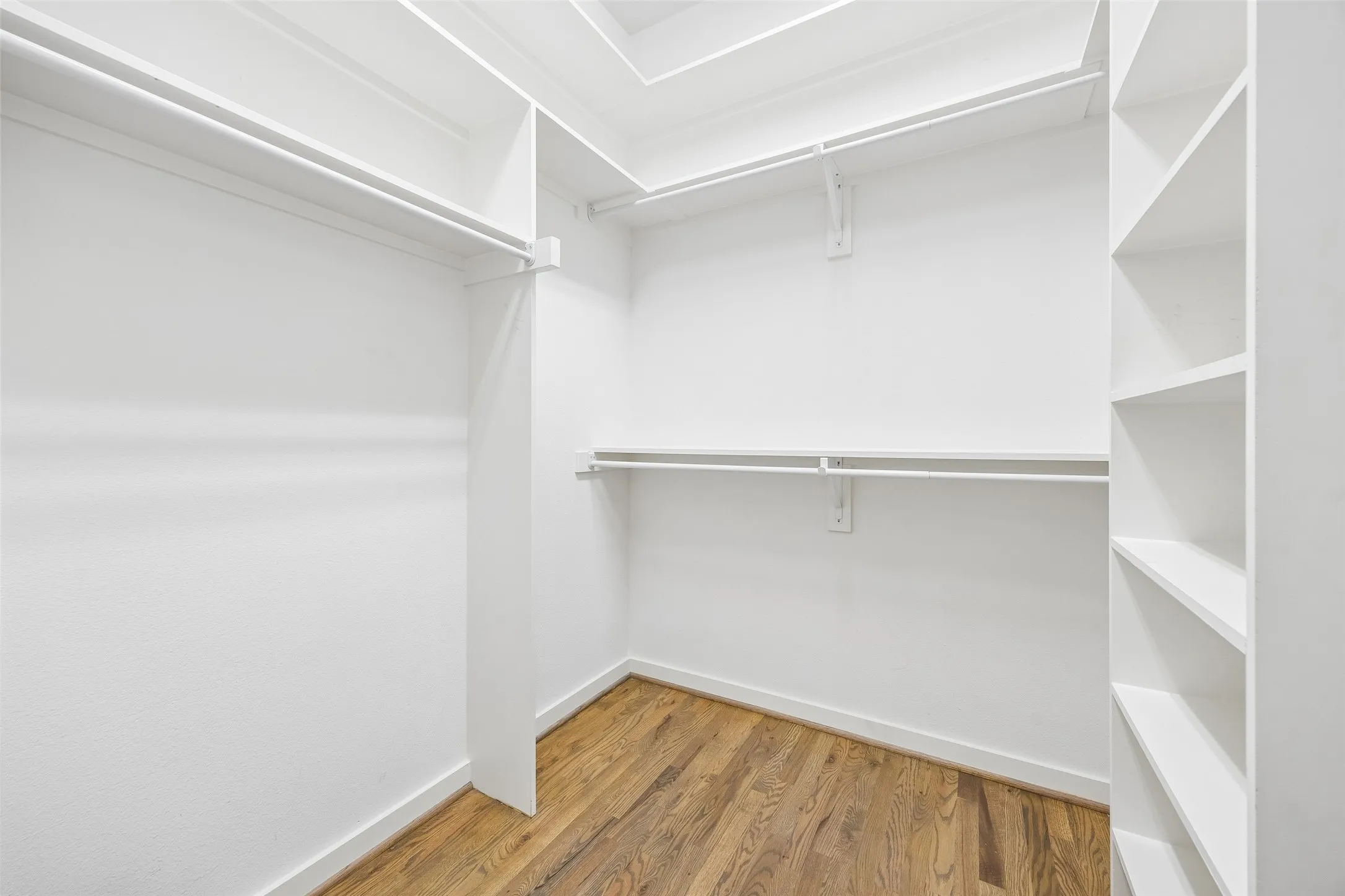 Townhouse For Sale in Dallas County , 4025 Lemmon Tree Place, Dallas, Texas 75219, 3 Bedroom, 4 Bathroom, 2 Garage spaces, 2,093 Sqft, built in 2014, mls#21361893, Real Estate Agent in Dallas, Homes For Sale in Dallas county, Homes For Sale in Dallas, Realtor in Dallas Texas, Real Estate Brokerage Independent Realty Texas, Luminita Cordes Realtor