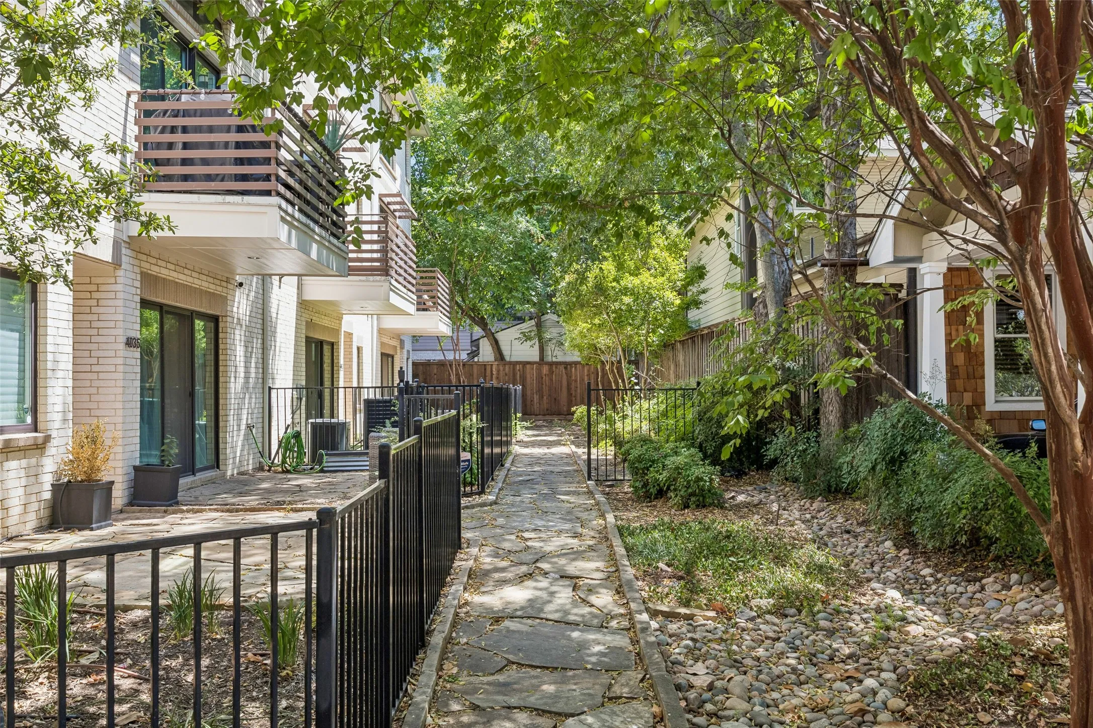 Townhouse For Sale in Dallas County , 4025 Lemmon Tree Place, Dallas, Texas 75219, 3 Bedroom, 4 Bathroom, 2 Garage spaces, 2,093 Sqft, built in 2014, mls#21361893, Real Estate Agent in Dallas, Homes For Sale in Dallas county, Homes For Sale in Dallas, Realtor in Dallas Texas, Real Estate Brokerage Independent Realty Texas, Luminita Cordes Realtor