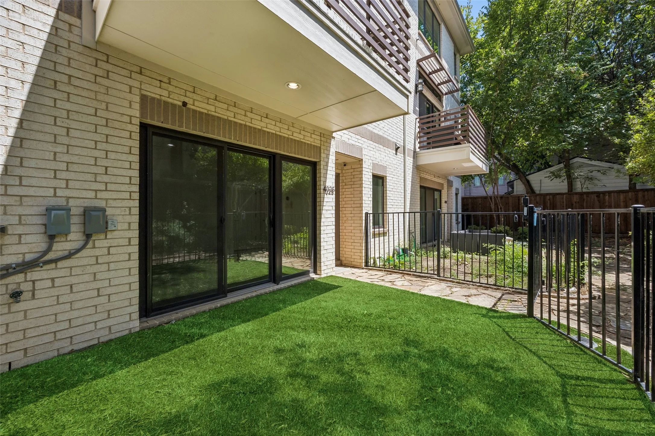 Townhouse For Sale in Dallas County , 4025 Lemmon Tree Place, Dallas, Texas 75219, 3 Bedroom, 4 Bathroom, 2 Garage spaces, 2,093 Sqft, built in 2014, mls#21361893, Real Estate Agent in Dallas, Homes For Sale in Dallas county, Homes For Sale in Dallas, Realtor in Dallas Texas, Real Estate Brokerage Independent Realty Texas, Luminita Cordes Realtor