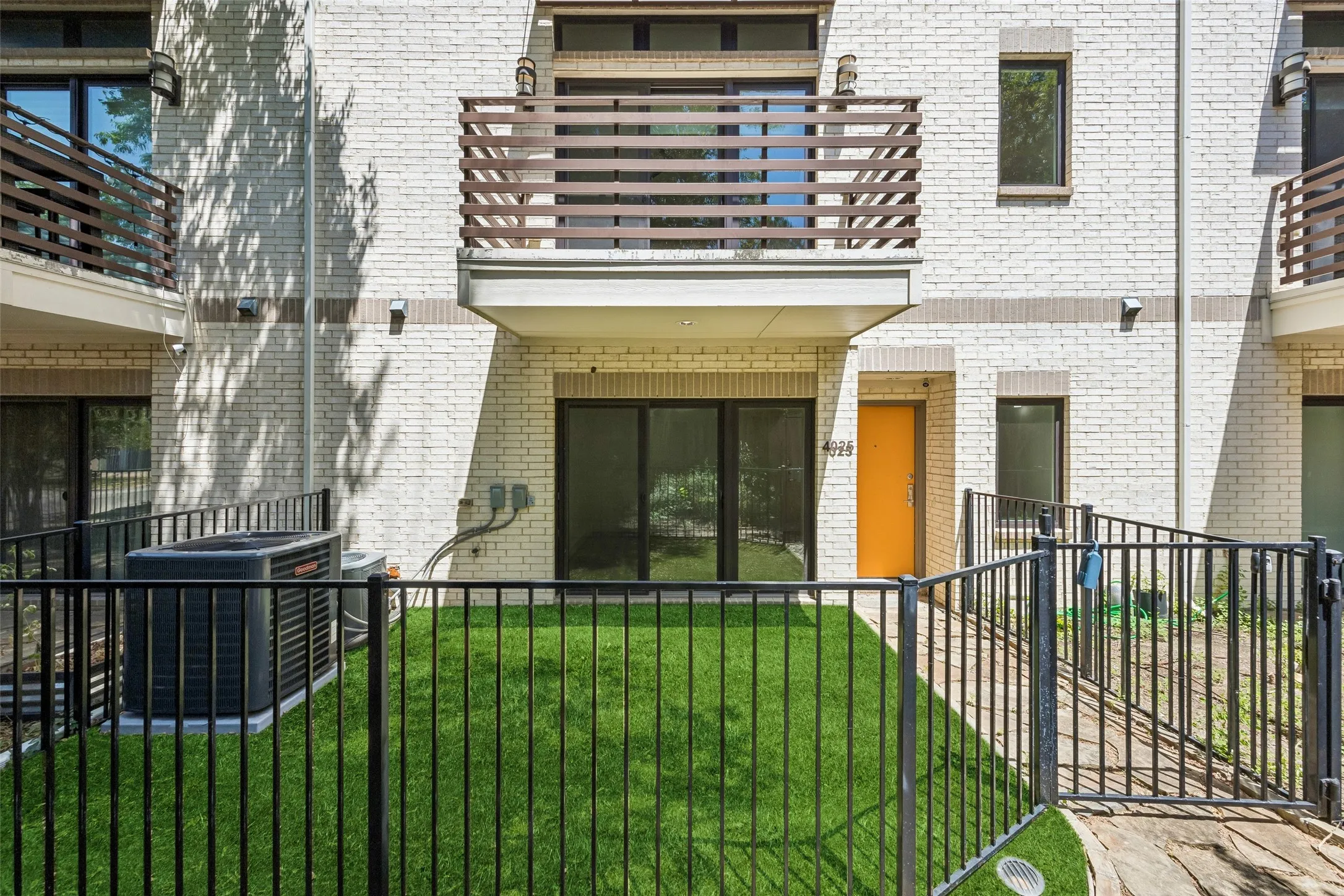 Townhouse For Sale in Dallas County , 4025 Lemmon Tree Place, Dallas, Texas 75219, 3 Bedroom, 4 Bathroom, 2 Garage spaces, 2,093 Sqft, built in 2014, mls#21361893, Real Estate Agent in Dallas, Homes For Sale in Dallas county, Homes For Sale in Dallas, Realtor in Dallas Texas, Real Estate Brokerage Independent Realty Texas, Luminita Cordes Realtor