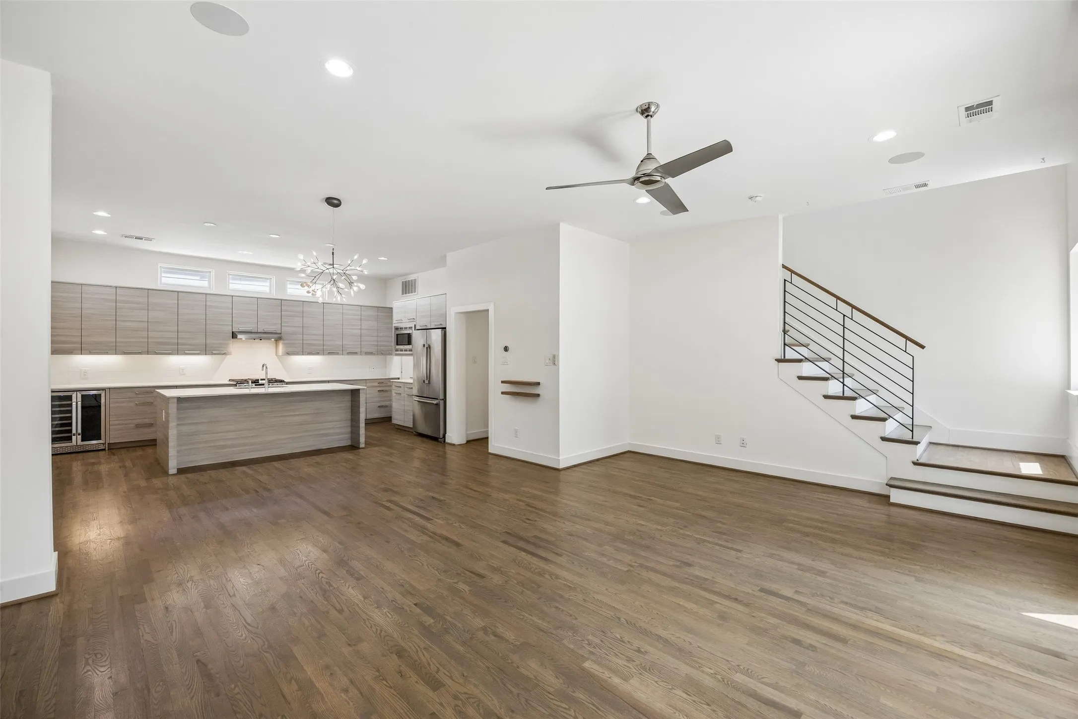 Townhouse For Sale in Dallas County , 4025 Lemmon Tree Place, Dallas, Texas 75219, 3 Bedroom, 4 Bathroom, 2 Garage spaces, 2,093 Sqft, built in 2014, mls#21361893, Real Estate Agent in Dallas, Homes For Sale in Dallas county, Homes For Sale in Dallas, Realtor in Dallas Texas, Real Estate Brokerage Independent Realty Texas, Luminita Cordes Realtor