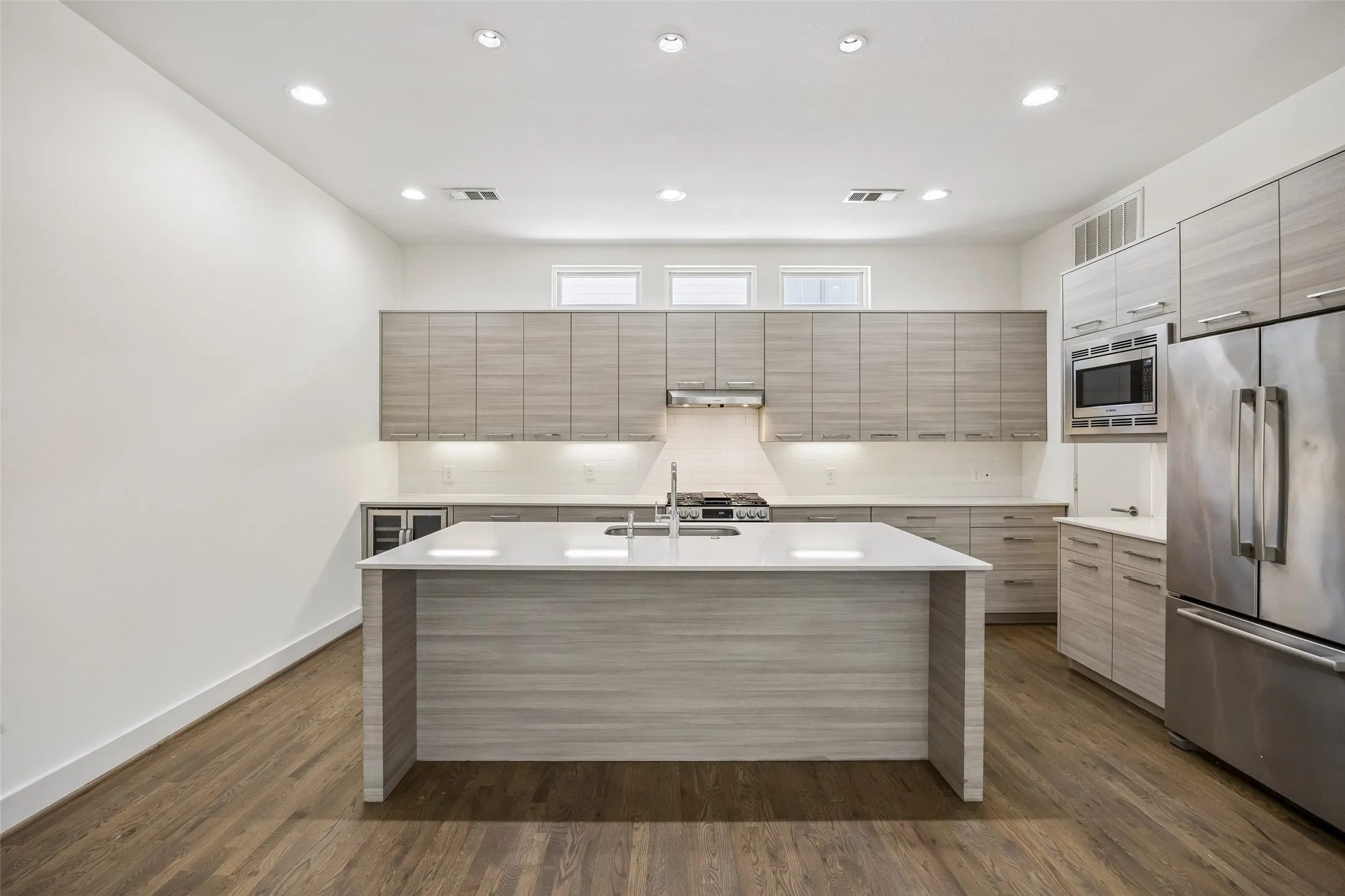 Townhouse For Sale in Dallas County , 4025 Lemmon Tree Place, Dallas, Texas 75219, 3 Bedroom, 4 Bathroom, 2 Garage spaces, 2,093 Sqft, built in 2014, mls#21361893, Real Estate Agent in Dallas, Homes For Sale in Dallas county, Homes For Sale in Dallas, Realtor in Dallas Texas, Real Estate Brokerage Independent Realty Texas, Luminita Cordes Realtor