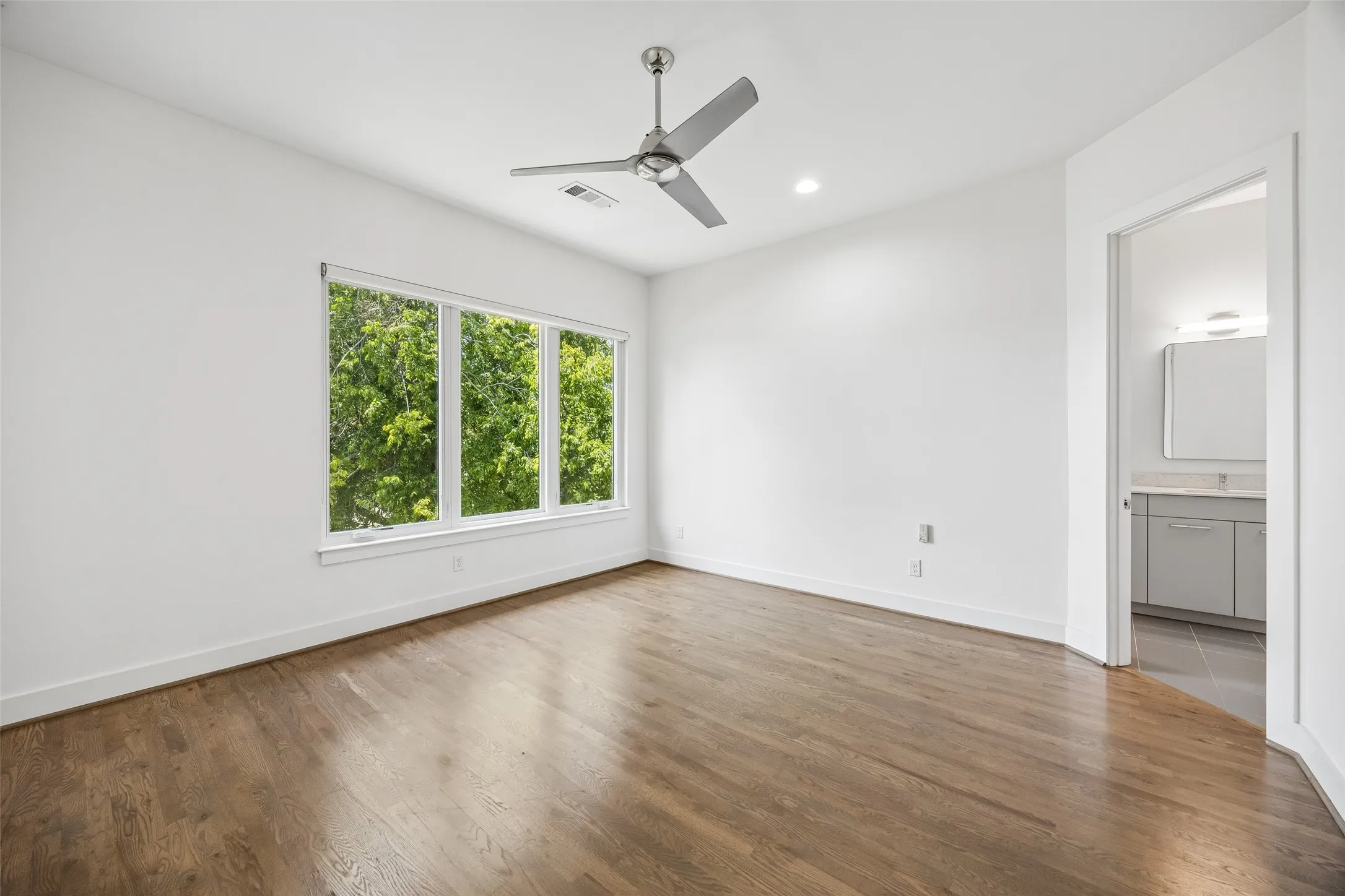 Townhouse For Sale in Dallas County , 4025 Lemmon Tree Place, Dallas, Texas 75219, 3 Bedroom, 4 Bathroom, 2 Garage spaces, 2,093 Sqft, built in 2014, mls#21361893, Real Estate Agent in Dallas, Homes For Sale in Dallas county, Homes For Sale in Dallas, Realtor in Dallas Texas, Real Estate Brokerage Independent Realty Texas, Luminita Cordes Realtor