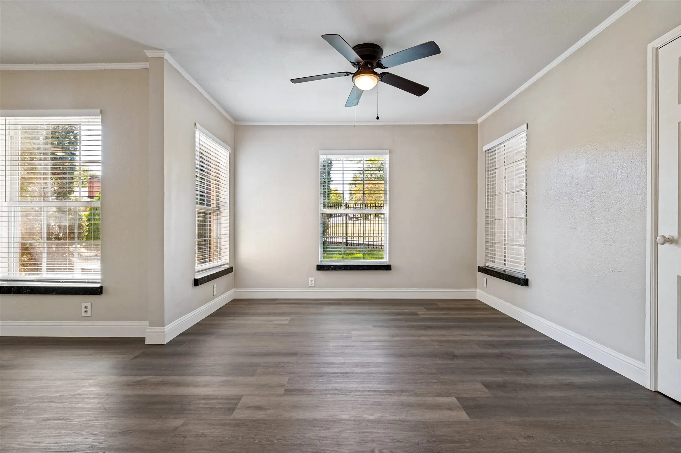 Single Family Residence For Sale in Dallas County , 705 Reverchon Drive, Dallas, Texas 75211, 3 Bedroom, 1 Bathroom, 1 Garage spaces, 1,149 Sqft, built in 1944, mls#21362966, Real Estate Agent in Dallas, Homes For Sale in Dallas county, Homes For Sale in Dallas, Realtor in Dallas Texas, Real Estate Brokerage Independent Realty Texas, Luminita Cordes Realtor