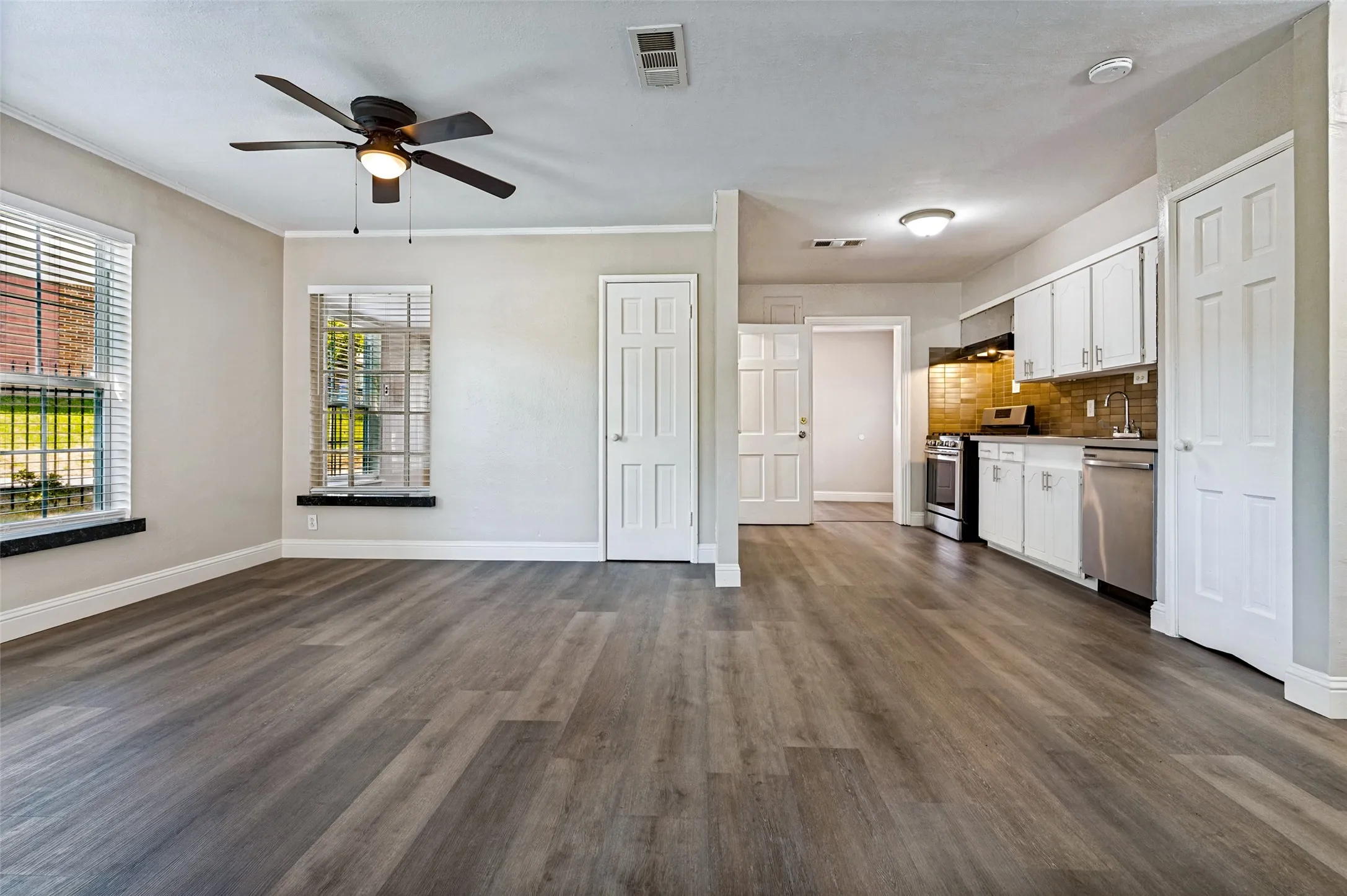 Single Family Residence For Sale in Dallas County , 705 Reverchon Drive, Dallas, Texas 75211, 3 Bedroom, 1 Bathroom, 1 Garage spaces, 1,149 Sqft, built in 1944, mls#21362966, Real Estate Agent in Dallas, Homes For Sale in Dallas county, Homes For Sale in Dallas, Realtor in Dallas Texas, Real Estate Brokerage Independent Realty Texas, Luminita Cordes Realtor