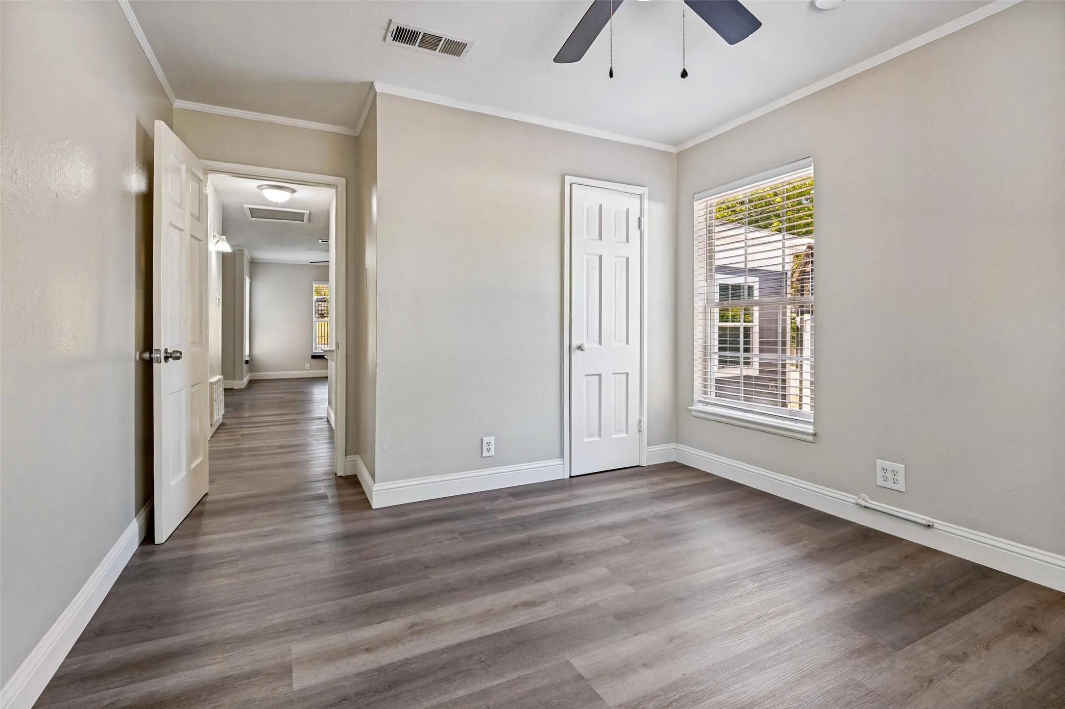 Single Family Residence For Sale in Dallas County , 705 Reverchon Drive, Dallas, Texas 75211, 3 Bedroom, 1 Bathroom, 1 Garage spaces, 1,149 Sqft, built in 1944, mls#21362966, Real Estate Agent in Dallas, Homes For Sale in Dallas county, Homes For Sale in Dallas, Realtor in Dallas Texas, Real Estate Brokerage Independent Realty Texas, Luminita Cordes Realtor