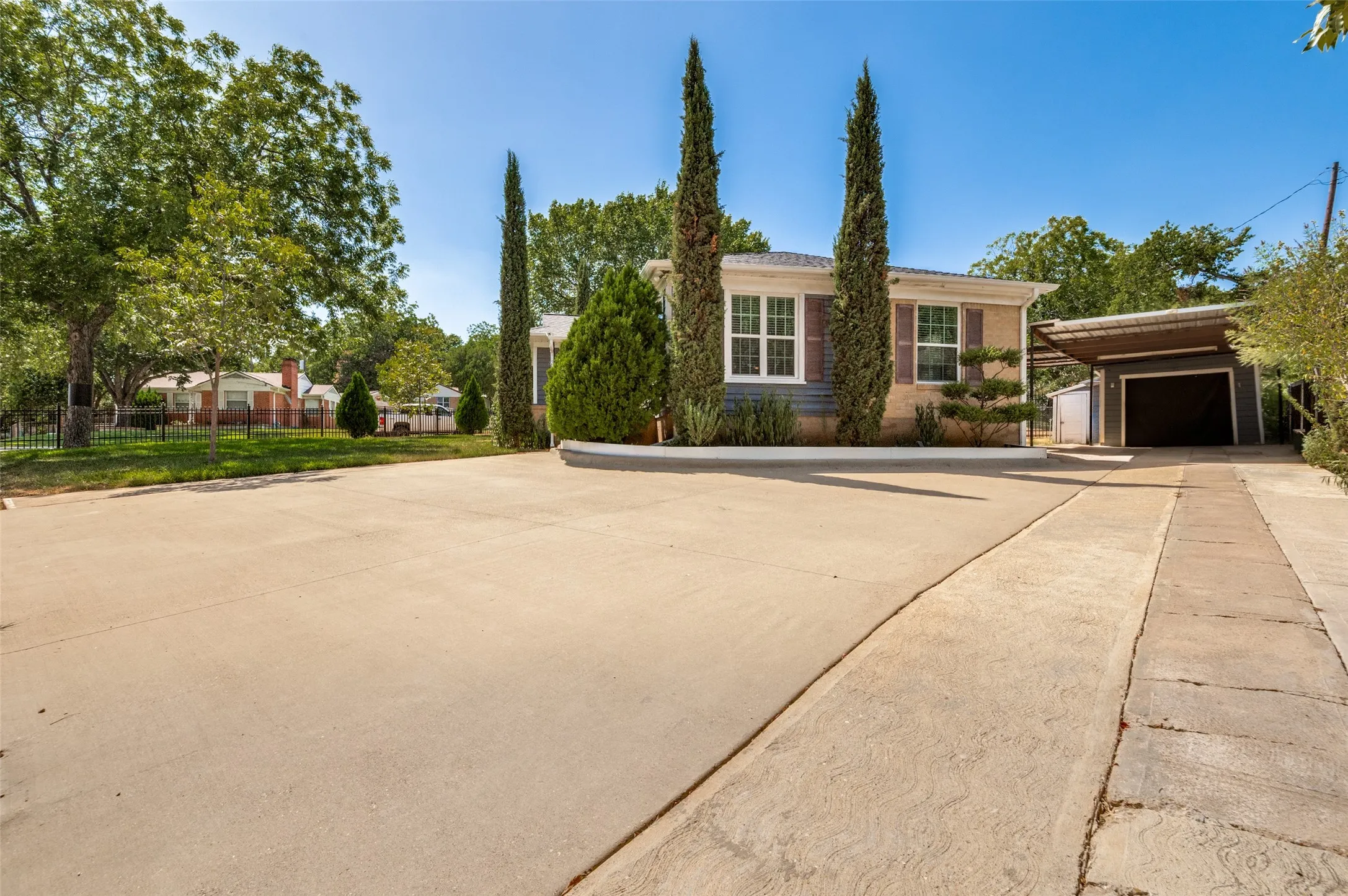 Single Family Residence For Sale in Dallas County , 705 Reverchon Drive, Dallas, Texas 75211, 3 Bedroom, 1 Bathroom, 1 Garage spaces, 1,149 Sqft, built in 1944, mls#21362966, Real Estate Agent in Dallas, Homes For Sale in Dallas county, Homes For Sale in Dallas, Realtor in Dallas Texas, Real Estate Brokerage Independent Realty Texas, Luminita Cordes Realtor