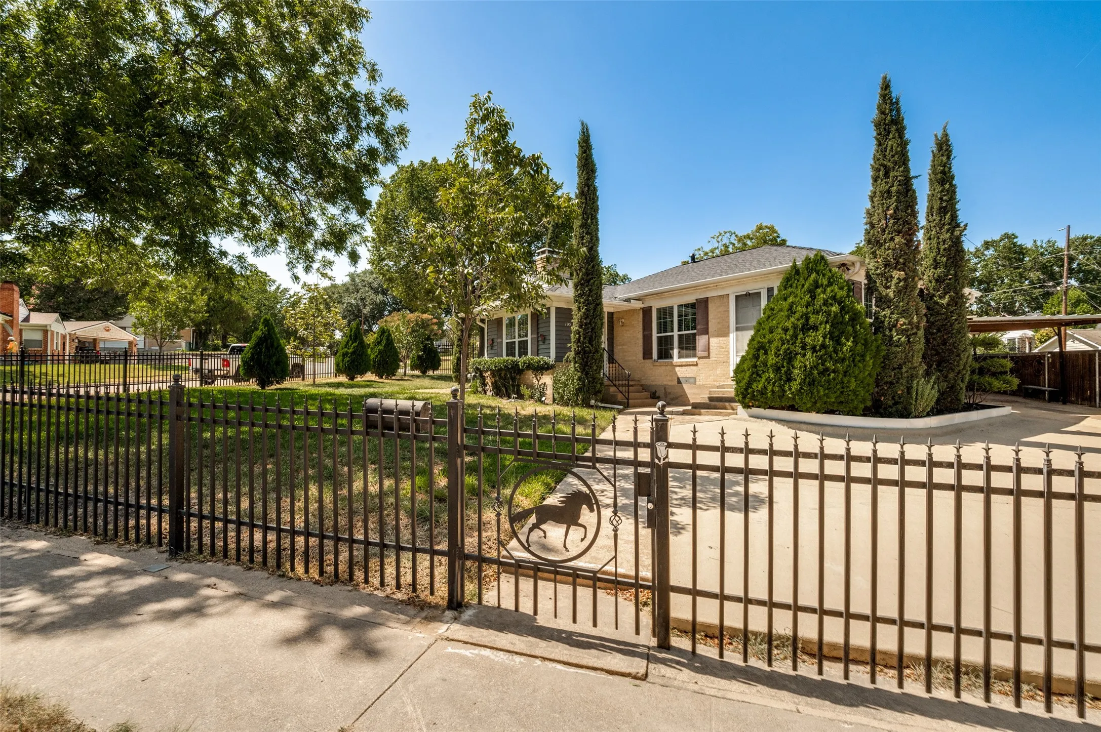 Single Family Residence For Sale in Dallas County , 705 Reverchon Drive, Dallas, Texas 75211, 3 Bedroom, 1 Bathroom, 1 Garage spaces, 1,149 Sqft, built in 1944, mls#21362966, Real Estate Agent in Dallas, Homes For Sale in Dallas county, Homes For Sale in Dallas, Realtor in Dallas Texas, Real Estate Brokerage Independent Realty Texas, Luminita Cordes Realtor