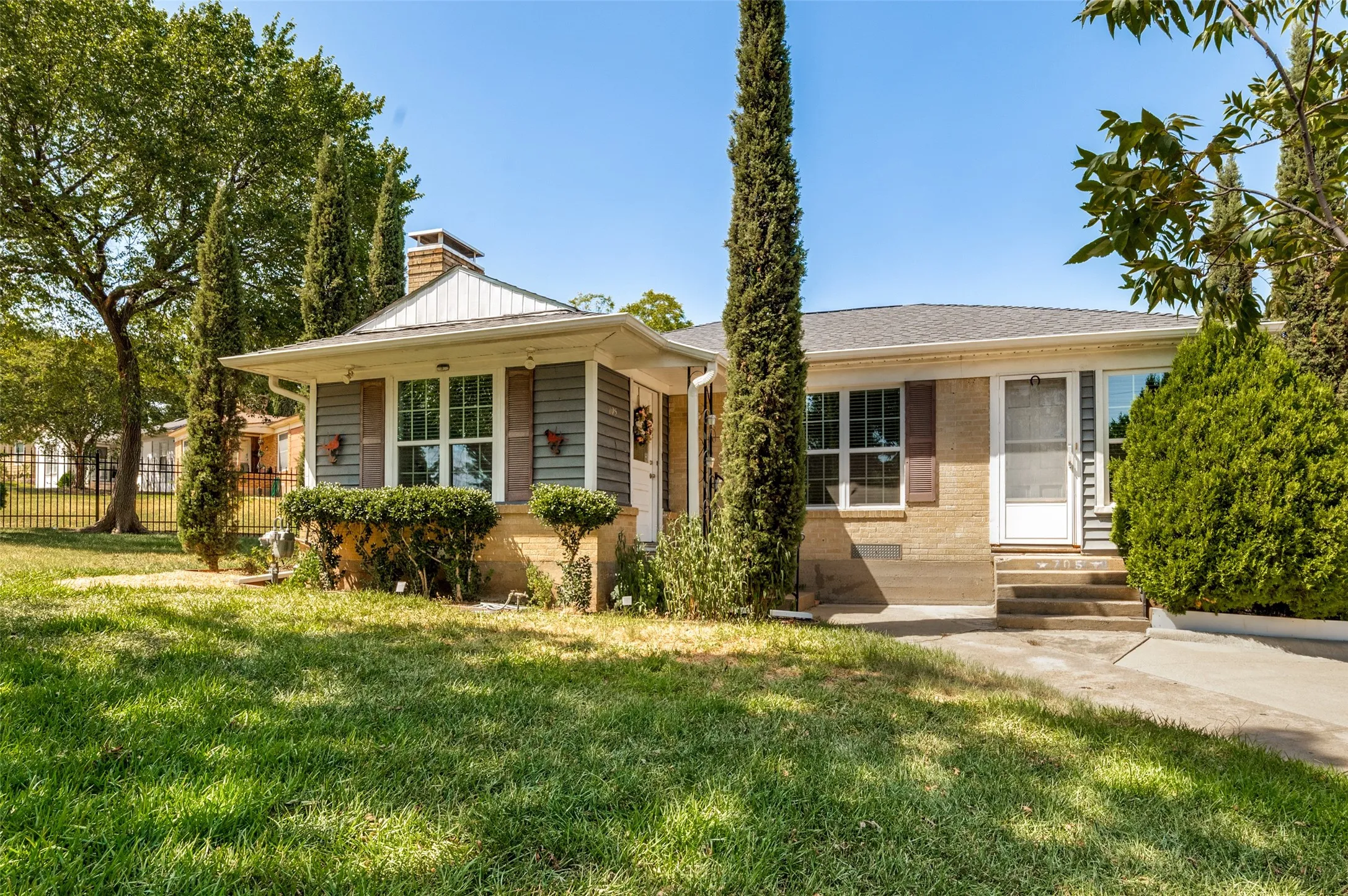 Single Family Residence For Sale in Dallas County , 705 Reverchon Drive, Dallas, Texas 75211, 3 Bedroom, 1 Bathroom, 1 Garage spaces, 1,149 Sqft, built in 1944, mls#21362966, Real Estate Agent in Dallas, Homes For Sale in Dallas county, Homes For Sale in Dallas, Realtor in Dallas Texas, Real Estate Brokerage Independent Realty Texas, Luminita Cordes Realtor