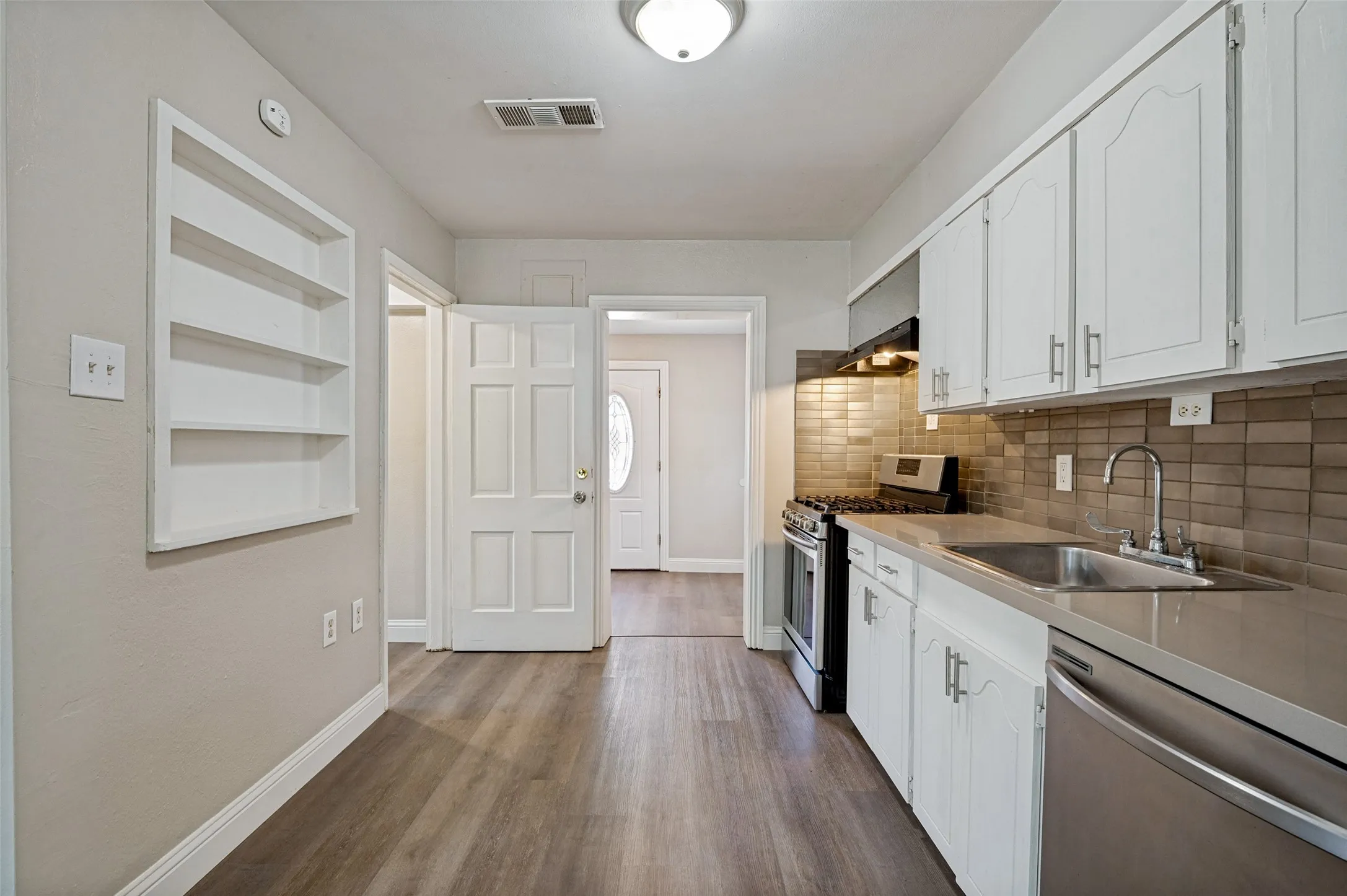 Single Family Residence For Sale in Dallas County , 705 Reverchon Drive, Dallas, Texas 75211, 3 Bedroom, 1 Bathroom, 1 Garage spaces, 1,149 Sqft, built in 1944, mls#21362966, Real Estate Agent in Dallas, Homes For Sale in Dallas county, Homes For Sale in Dallas, Realtor in Dallas Texas, Real Estate Brokerage Independent Realty Texas, Luminita Cordes Realtor