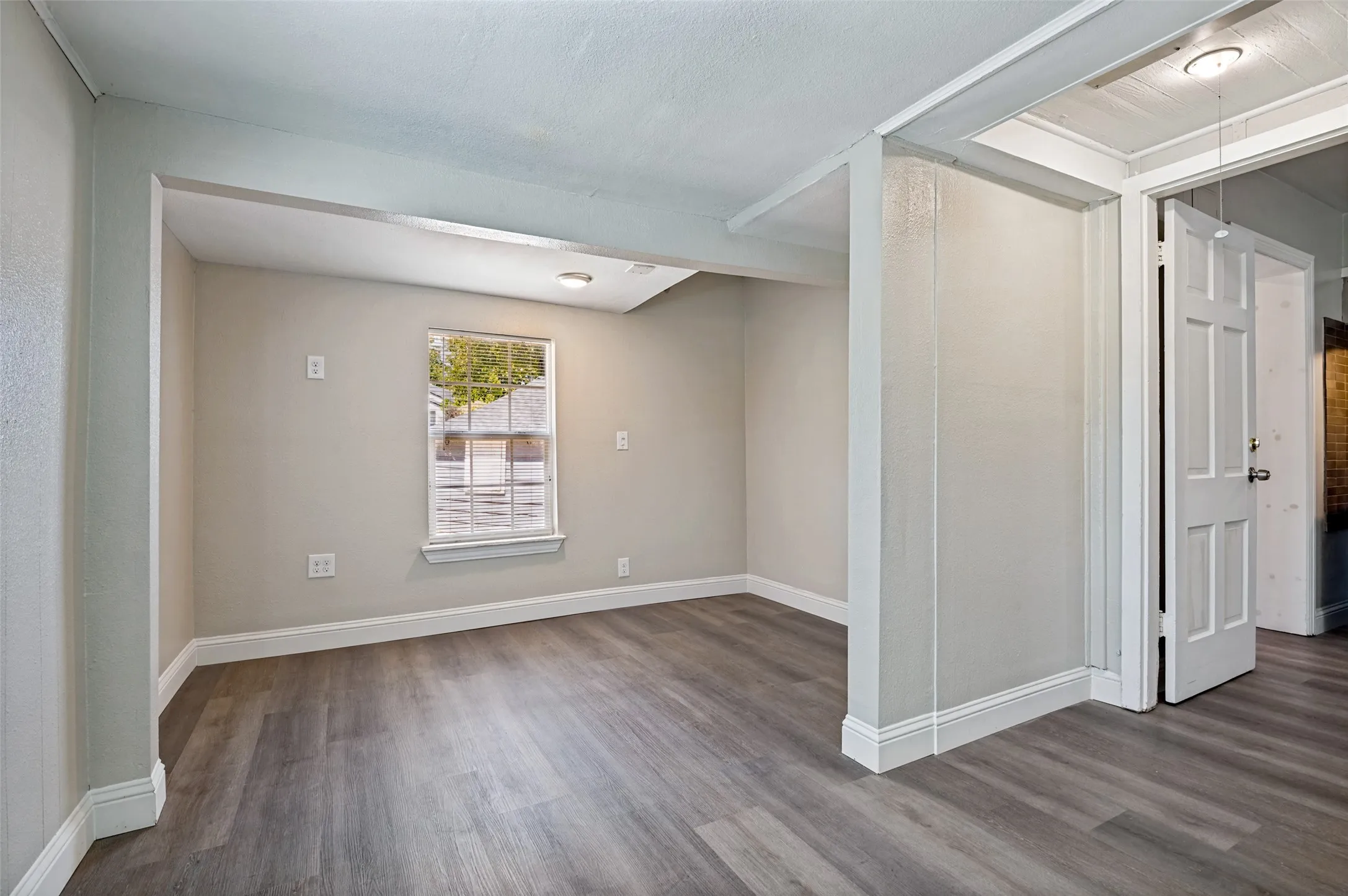 Single Family Residence For Sale in Dallas County , 705 Reverchon Drive, Dallas, Texas 75211, 3 Bedroom, 1 Bathroom, 1 Garage spaces, 1,149 Sqft, built in 1944, mls#21362966, Real Estate Agent in Dallas, Homes For Sale in Dallas county, Homes For Sale in Dallas, Realtor in Dallas Texas, Real Estate Brokerage Independent Realty Texas, Luminita Cordes Realtor
