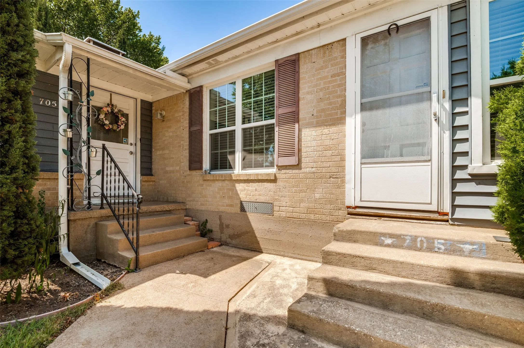 Single Family Residence For Sale in Dallas County , 705 Reverchon Drive, Dallas, Texas 75211, 3 Bedroom, 1 Bathroom, 1 Garage spaces, 1,149 Sqft, built in 1944, mls#21362966, Real Estate Agent in Dallas, Homes For Sale in Dallas county, Homes For Sale in Dallas, Realtor in Dallas Texas, Real Estate Brokerage Independent Realty Texas, Luminita Cordes Realtor