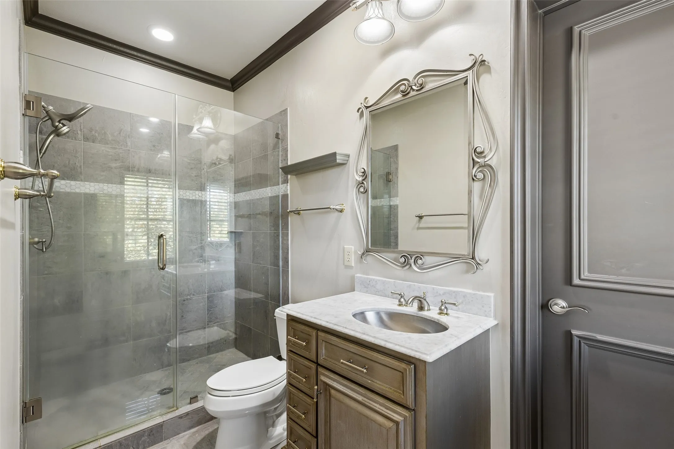 All bedrooms have en-suite and walk-in closets
