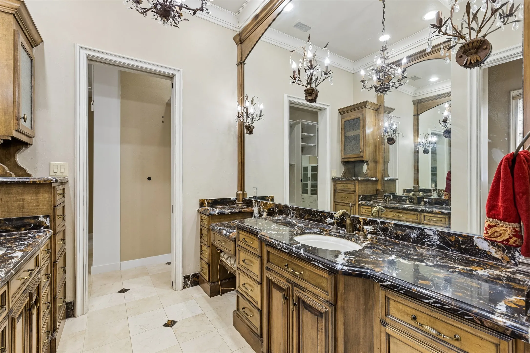 Double vanities in primary beeroom