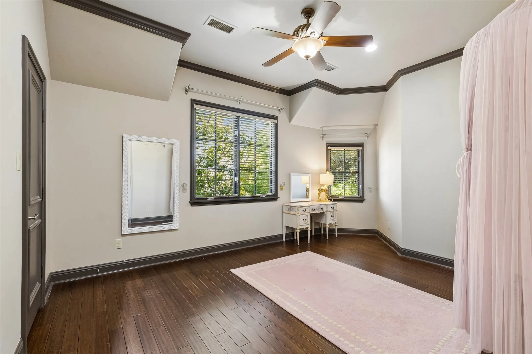 All bedrooms have en-suite and walk-in closets