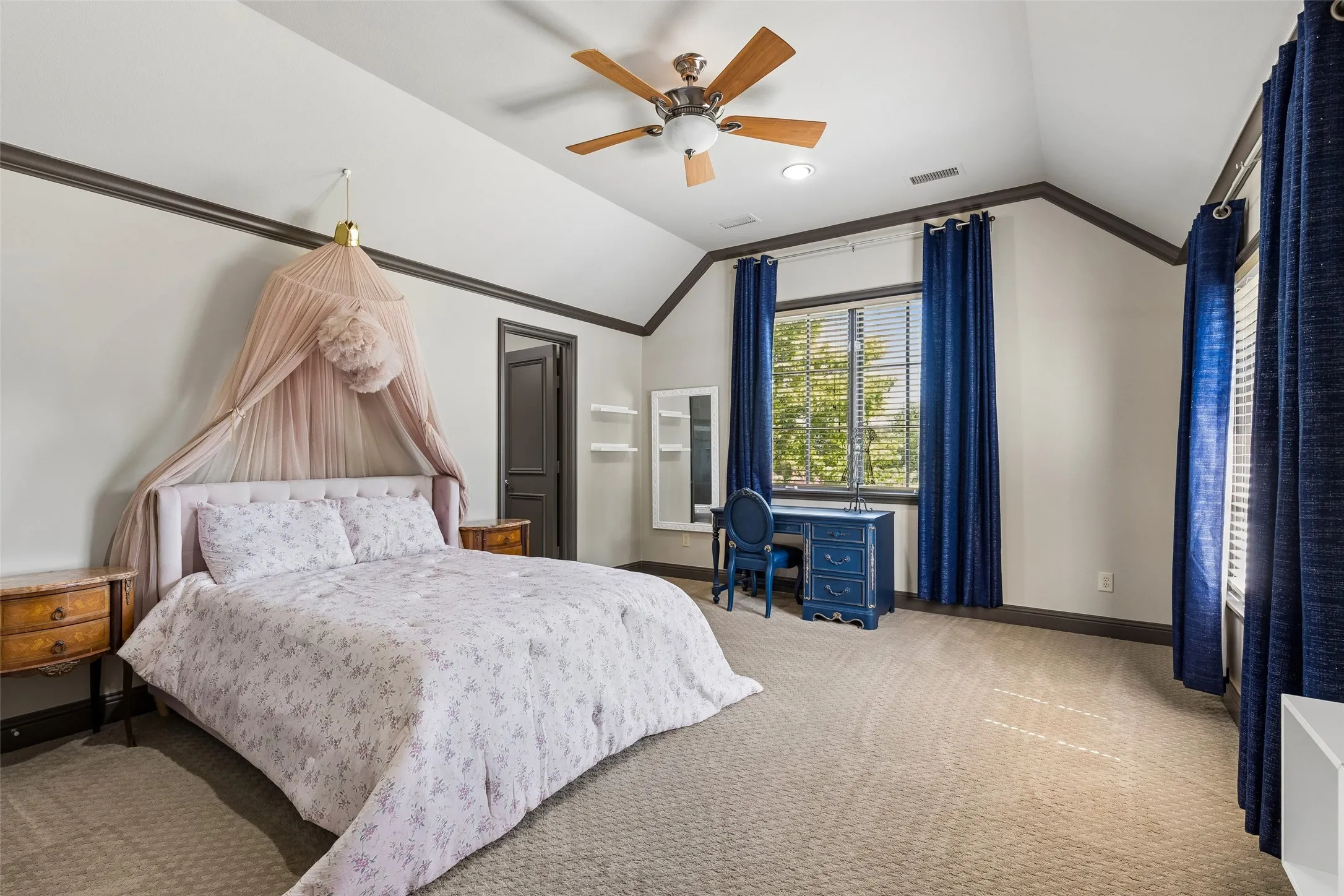 All bedrooms have en-suite and walk-in closets