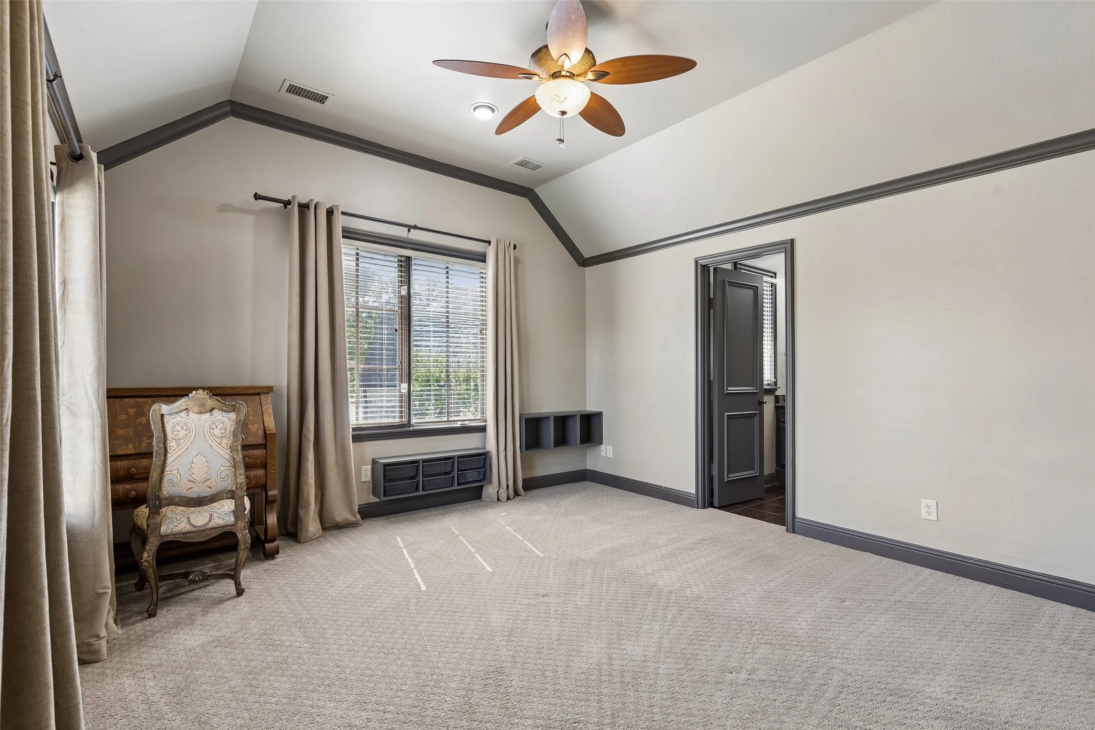 All bedrooms have en-suite and walk-in closets