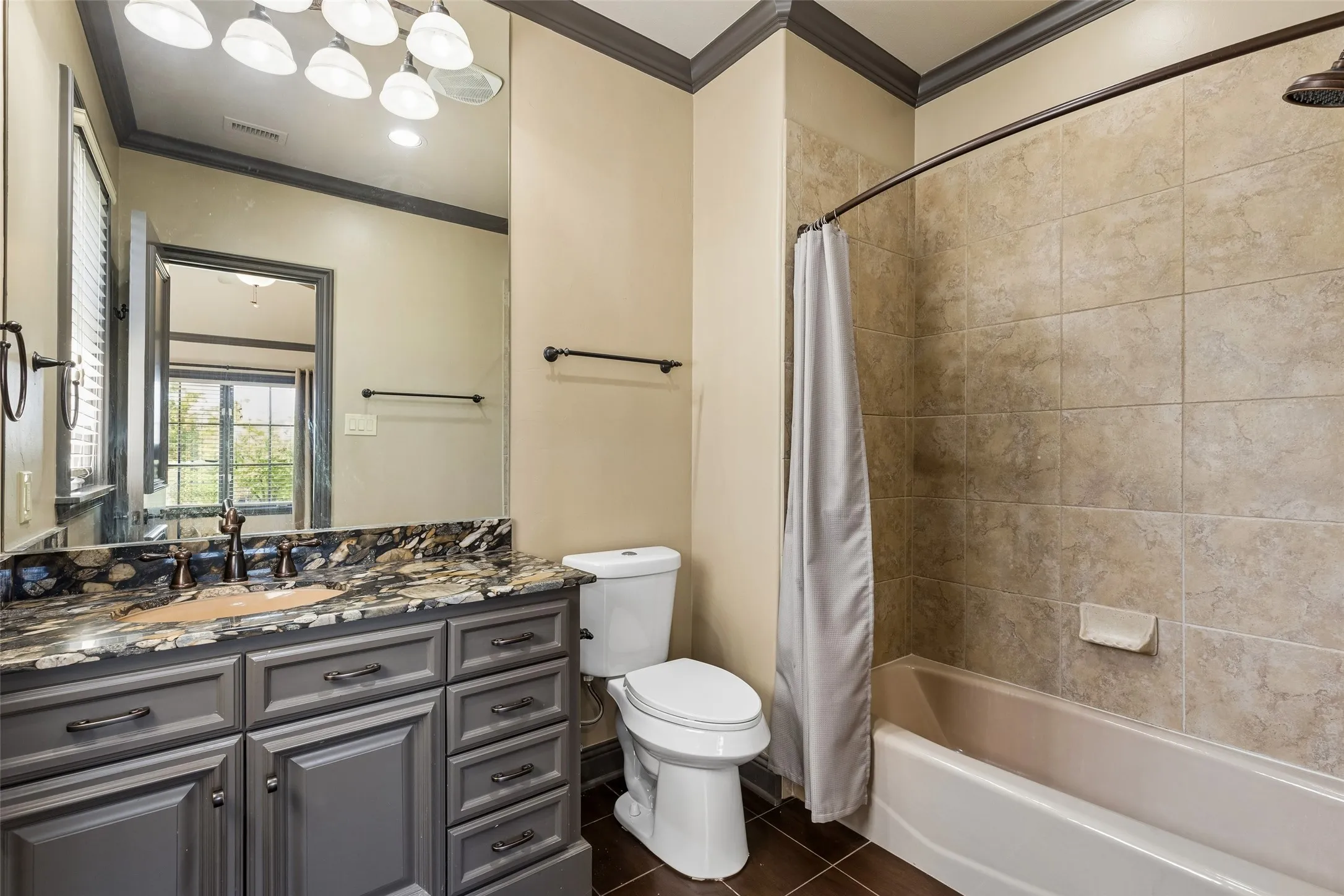 All bedrooms have en-suite and walk-in closets