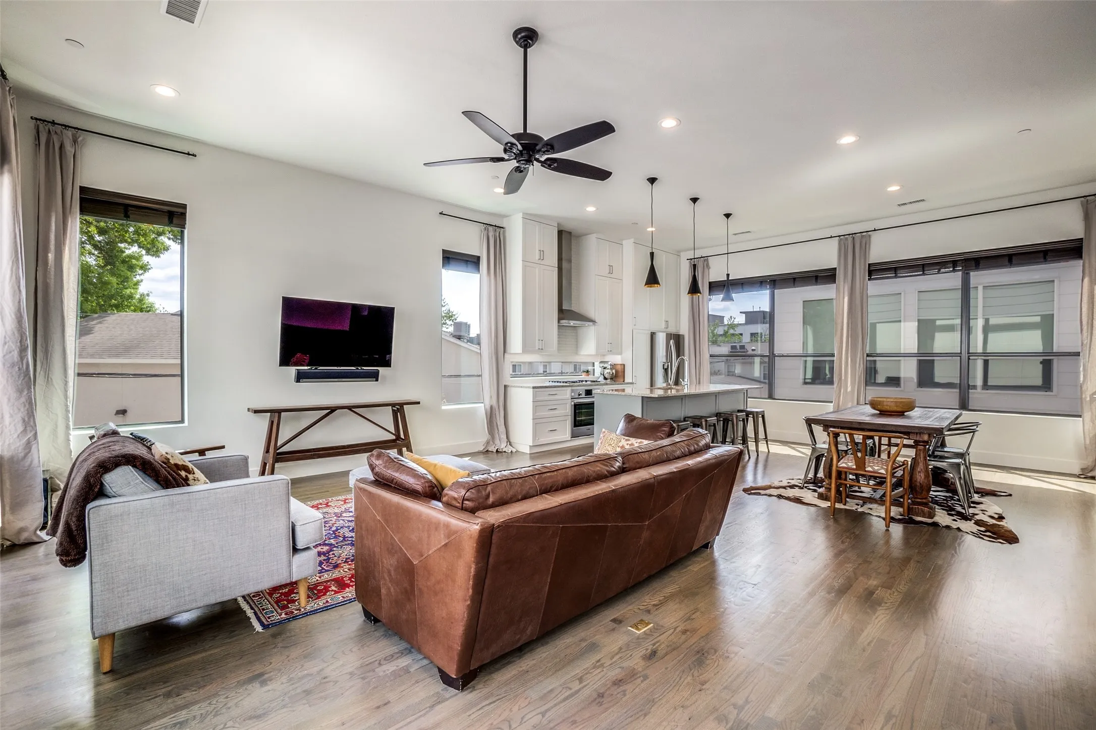 Condominium For Rent in Dallas County , 5912 Lindell Avenue 105, Dallas, Texas 75206, 2 Bedroom, 3 Bathroom, 2 Garage spaces, 1,659 Sqft, built in 2017, mls#21362754, Real Estate Agent in Dallas, Homes For Rent in Dallas county, Homes For Rent in Dallas, Realtor in Dallas Texas, Real Estate Brokerage Independent Realty Texas, Luminita Cordes Realtor