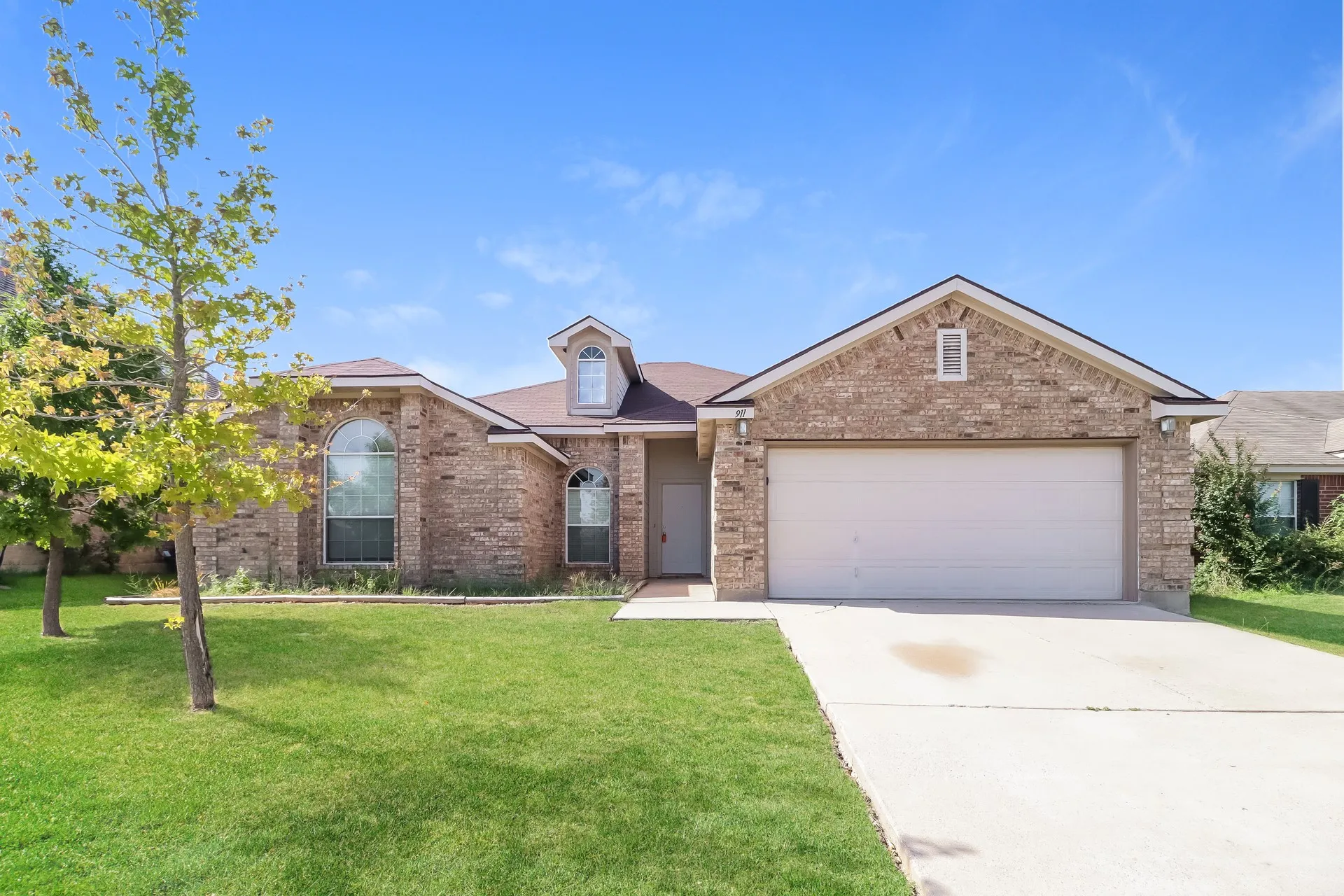 Single Family Residence For Rent in Johnson County , 911 Joshua Drive, Burleson, Texas 76028, 4 Bedroom, 2 Bathroom, 2 Garage spaces, 1,966 Sqft, built in 2003, mls#21362749, Real Estate Agent in Burleson, Homes For Rent in Johnson county, Homes For Rent in Burleson, Realtor in Burleson Texas, Real Estate Brokerage Independent Realty Texas, Luminita Cordes Realtor