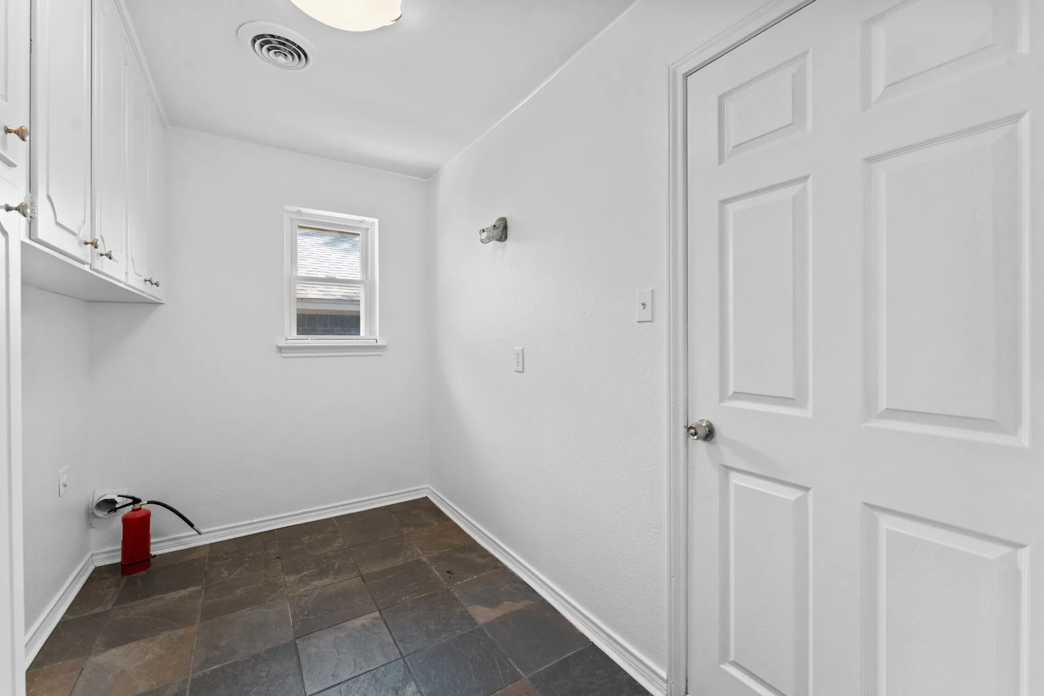 Single Family Residence For Rent in Tarrant County , 1807 Holm Oak Street, Arlington, Texas 76012, 4 Bedroom, 3 Bathroom, 2 Garage spaces, 2,344 Sqft, built in 1971, mls#21362983, Real Estate Agent in Arlington, Homes For Rent in Tarrant county, Homes For Rent in Arlington, Realtor in Arlington Texas, Real Estate Brokerage Independent Realty Texas, Luminita Cordes Realtor