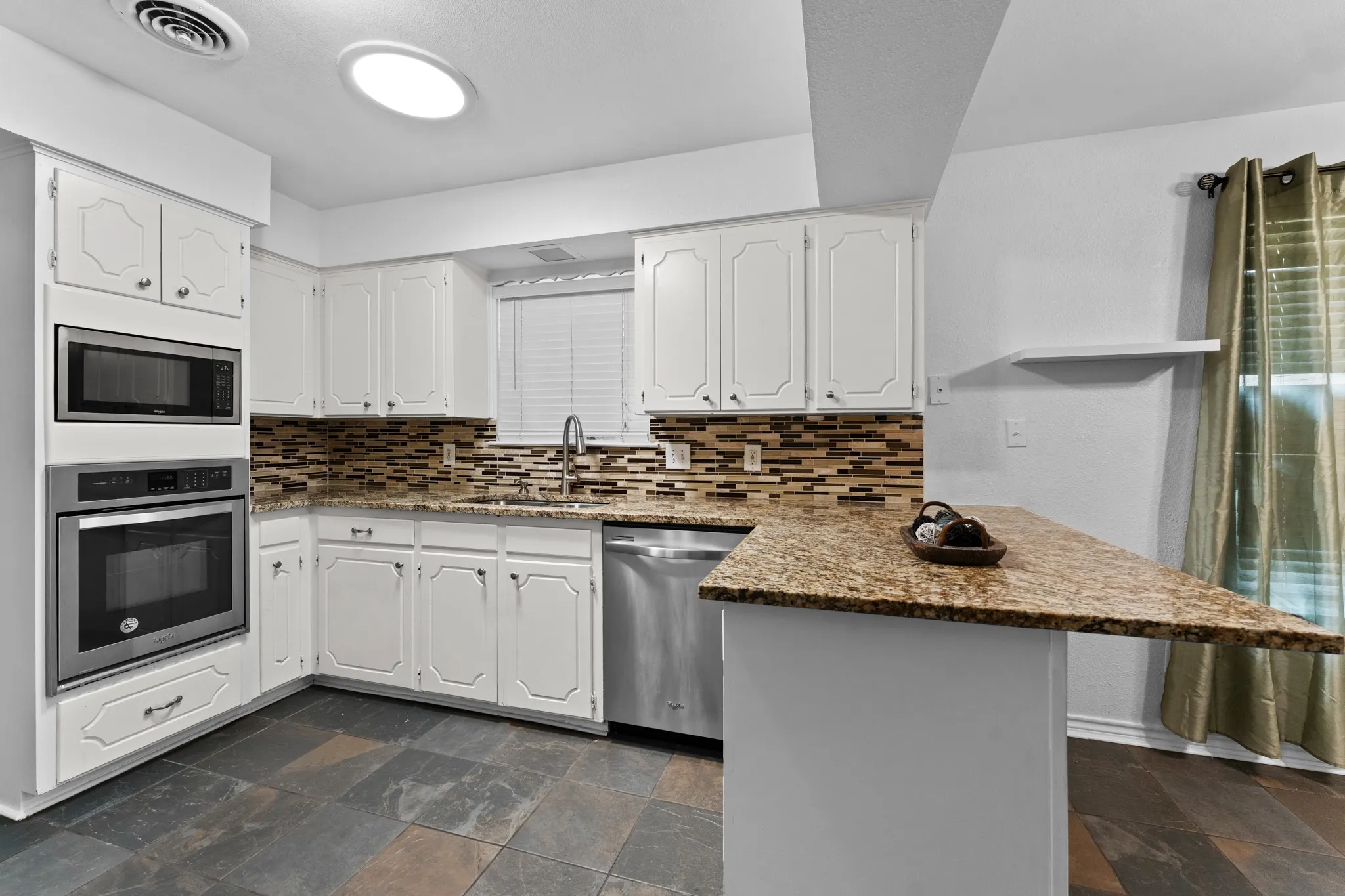 Single Family Residence For Rent in Tarrant County , 1807 Holm Oak Street, Arlington, Texas 76012, 4 Bedroom, 3 Bathroom, 2 Garage spaces, 2,344 Sqft, built in 1971, mls#21362983, Real Estate Agent in Arlington, Homes For Rent in Tarrant county, Homes For Rent in Arlington, Realtor in Arlington Texas, Real Estate Brokerage Independent Realty Texas, Luminita Cordes Realtor