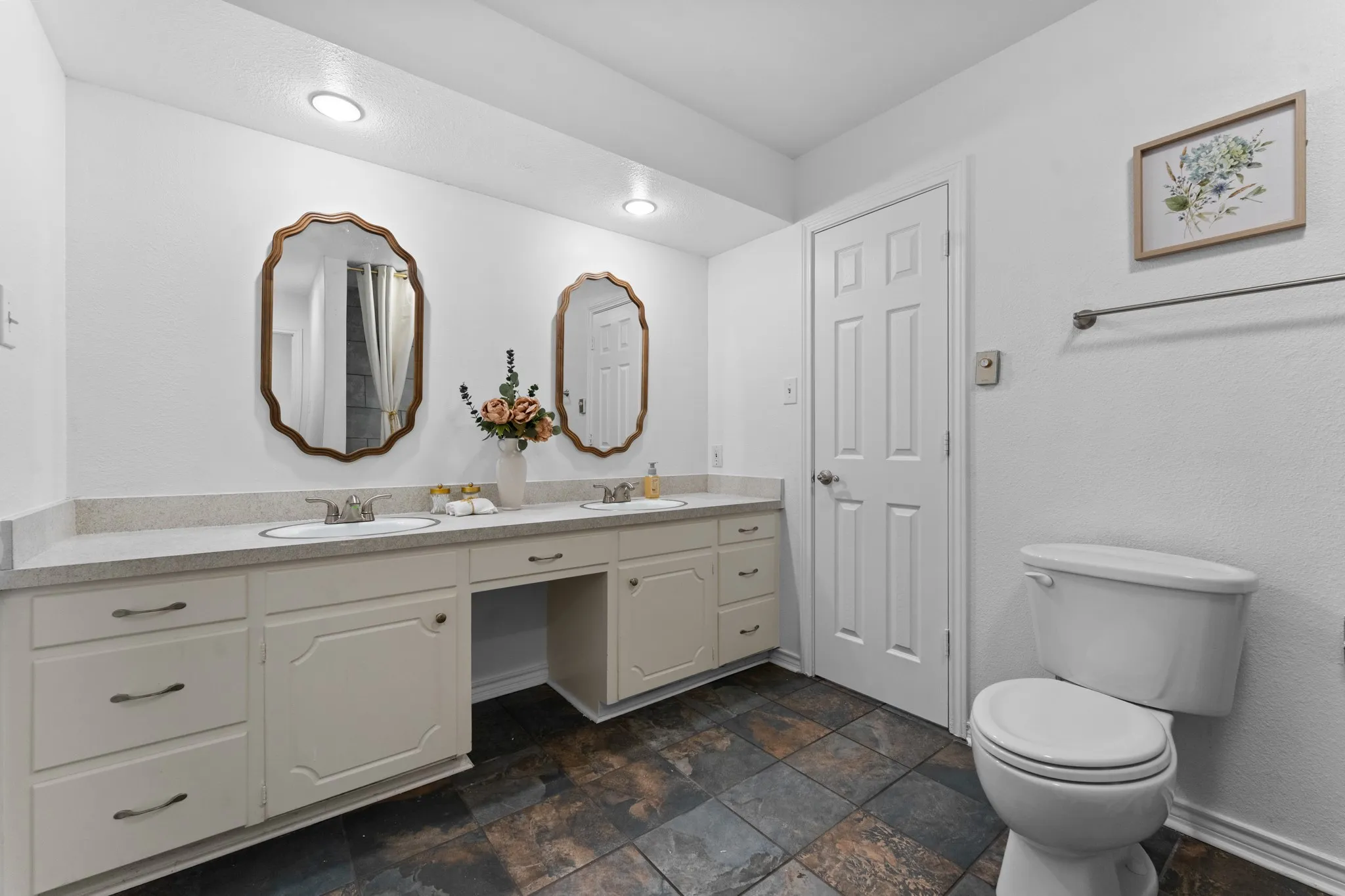 Single Family Residence For Rent in Tarrant County , 1807 Holm Oak Street, Arlington, Texas 76012, 4 Bedroom, 3 Bathroom, 2 Garage spaces, 2,344 Sqft, built in 1971, mls#21362983, Real Estate Agent in Arlington, Homes For Rent in Tarrant county, Homes For Rent in Arlington, Realtor in Arlington Texas, Real Estate Brokerage Independent Realty Texas, Luminita Cordes Realtor