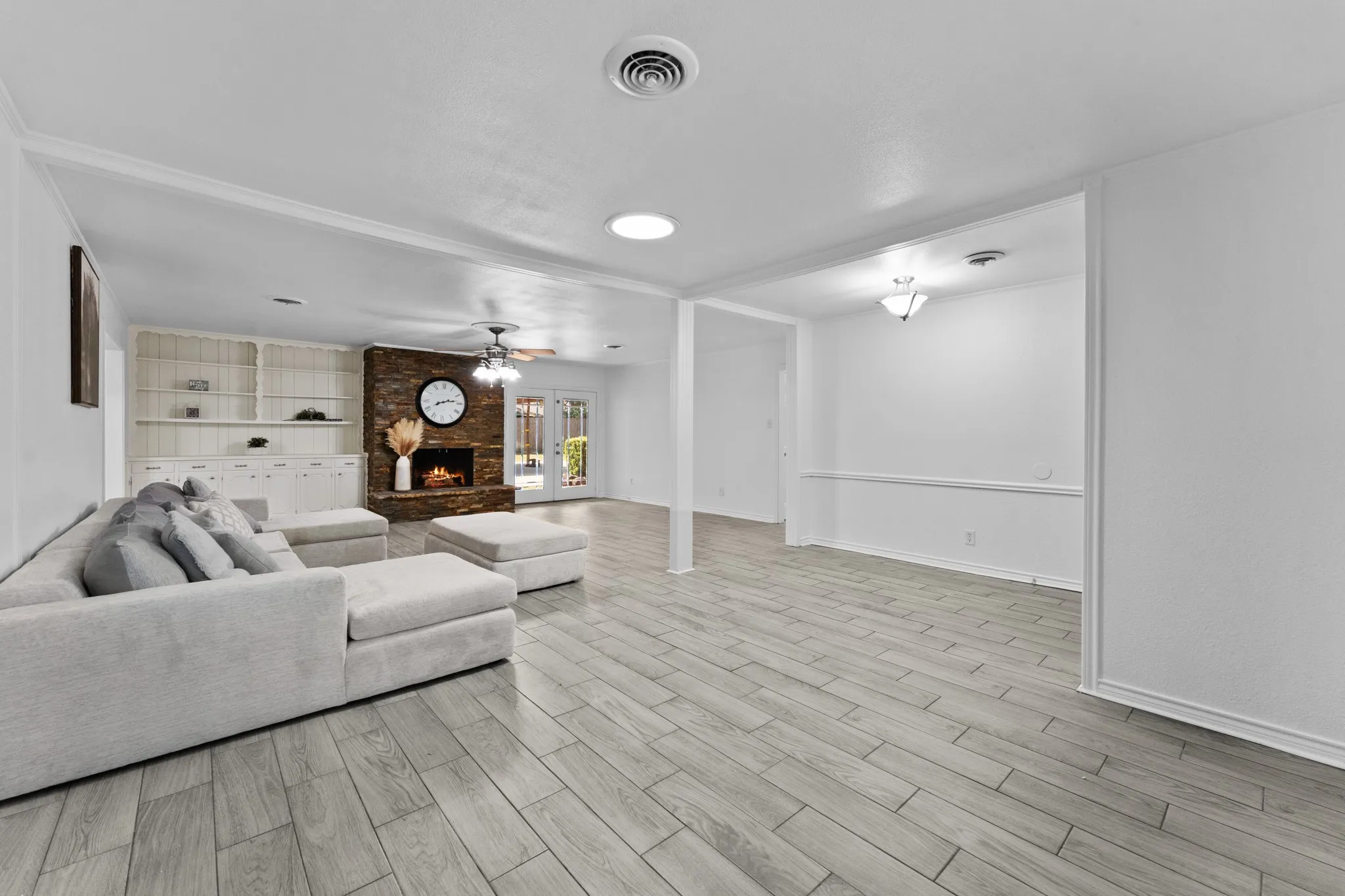 Single Family Residence For Rent in Tarrant County , 1807 Holm Oak Street, Arlington, Texas 76012, 4 Bedroom, 3 Bathroom, 2 Garage spaces, 2,344 Sqft, built in 1971, mls#21362983, Real Estate Agent in Arlington, Homes For Rent in Tarrant county, Homes For Rent in Arlington, Realtor in Arlington Texas, Real Estate Brokerage Independent Realty Texas, Luminita Cordes Realtor