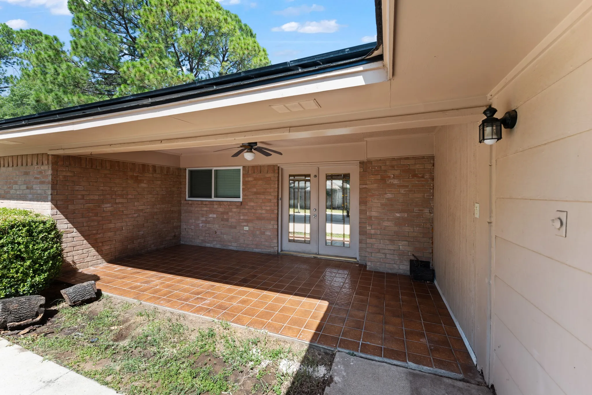Single Family Residence For Rent in Tarrant County , 1807 Holm Oak Street, Arlington, Texas 76012, 4 Bedroom, 3 Bathroom, 2 Garage spaces, 2,344 Sqft, built in 1971, mls#21362983, Real Estate Agent in Arlington, Homes For Rent in Tarrant county, Homes For Rent in Arlington, Realtor in Arlington Texas, Real Estate Brokerage Independent Realty Texas, Luminita Cordes Realtor