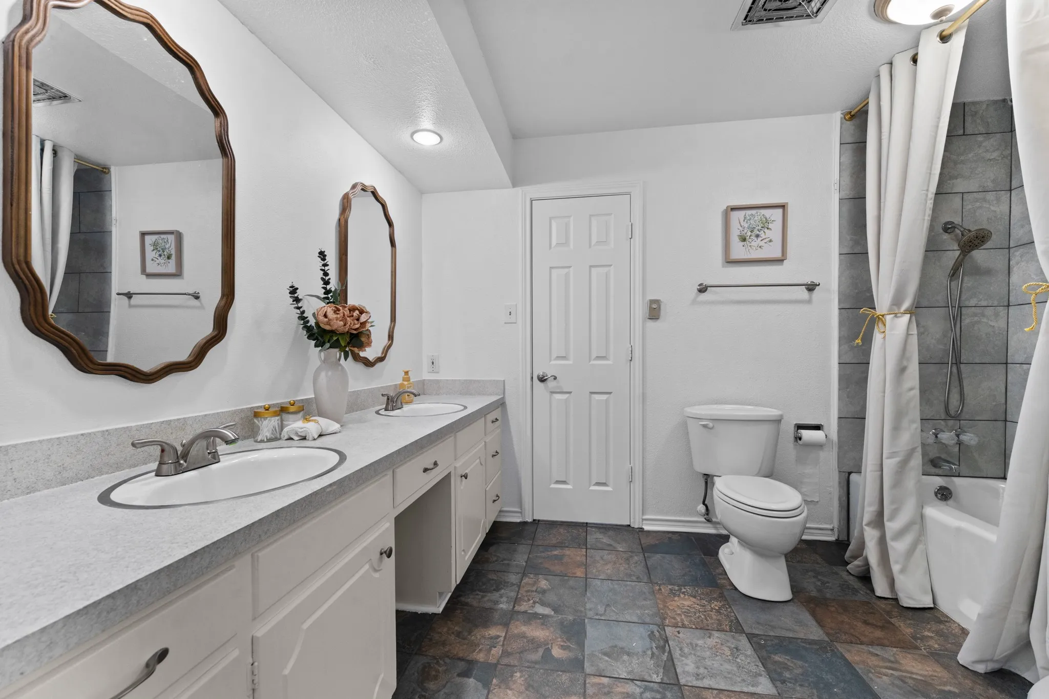 Single Family Residence For Rent in Tarrant County , 1807 Holm Oak Street, Arlington, Texas 76012, 4 Bedroom, 3 Bathroom, 2 Garage spaces, 2,344 Sqft, built in 1971, mls#21362983, Real Estate Agent in Arlington, Homes For Rent in Tarrant county, Homes For Rent in Arlington, Realtor in Arlington Texas, Real Estate Brokerage Independent Realty Texas, Luminita Cordes Realtor