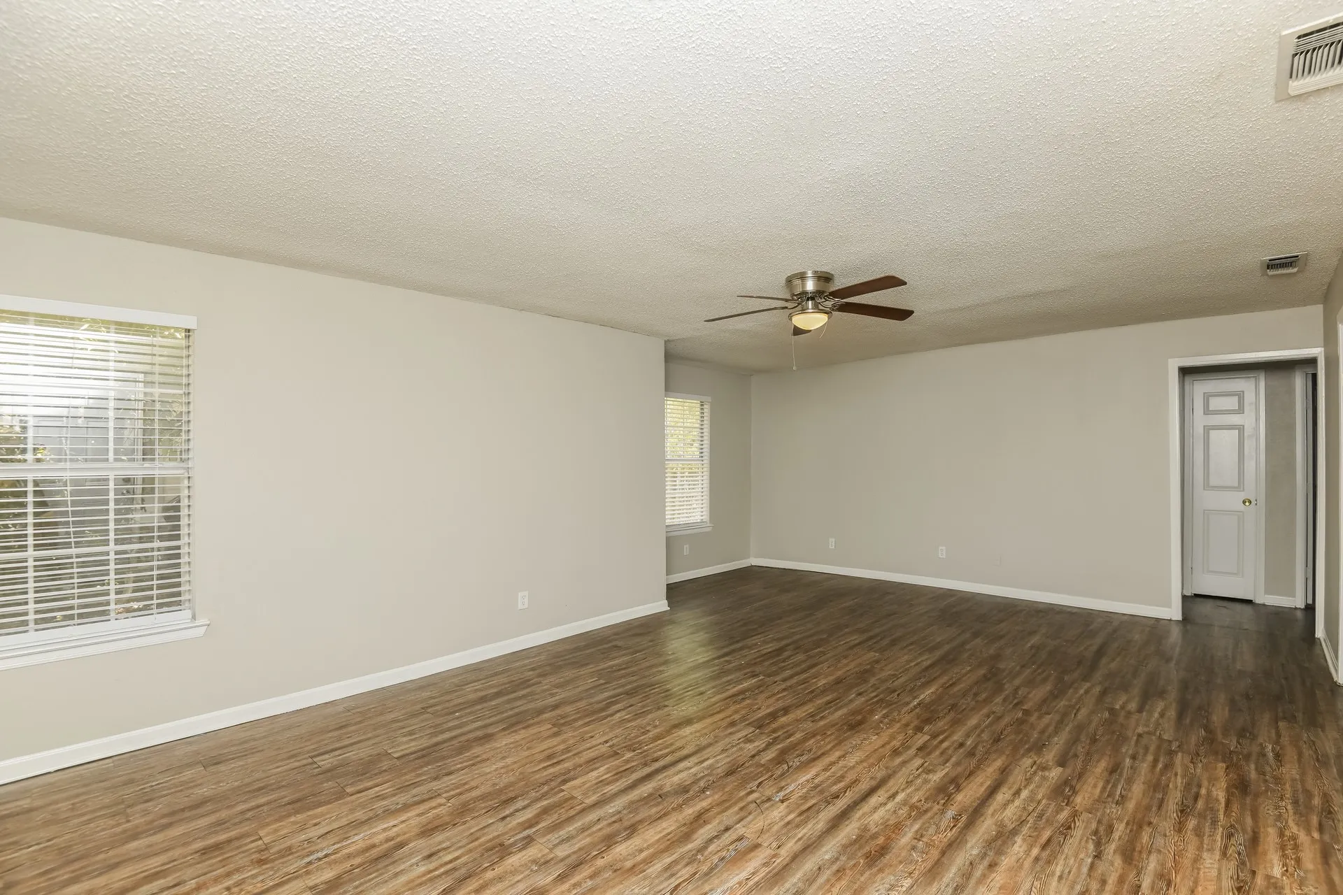 Single Family Residence For Rent in Tarrant County , 841 Hackamore Street, White Settlement, Texas 76108, 3 Bedroom, 2 Bathroom, Garage spaces, 1,442 Sqft, built in 1958, mls#21362715, Real Estate Agent in White Settlement, Homes For Rent in Tarrant county, Homes For Rent in White Settlement, Realtor in White Settlement Texas, Real Estate Brokerage Independent Realty Texas, Luminita Cordes Realtor