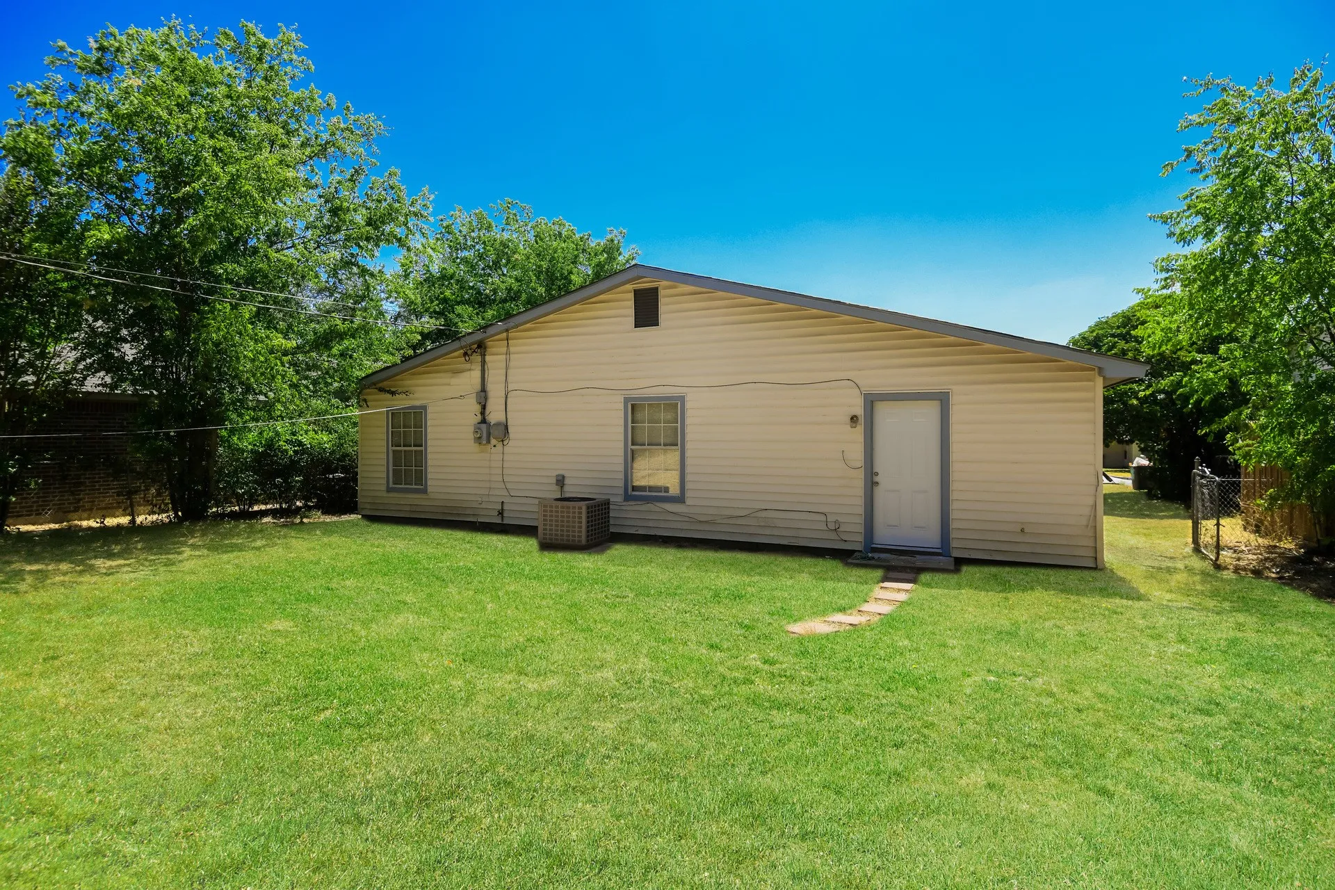 Single Family Residence For Rent in Tarrant County , 841 Hackamore Street, White Settlement, Texas 76108, 3 Bedroom, 2 Bathroom, Garage spaces, 1,442 Sqft, built in 1958, mls#21362715, Real Estate Agent in White Settlement, Homes For Rent in Tarrant county, Homes For Rent in White Settlement, Realtor in White Settlement Texas, Real Estate Brokerage Independent Realty Texas, Luminita Cordes Realtor
