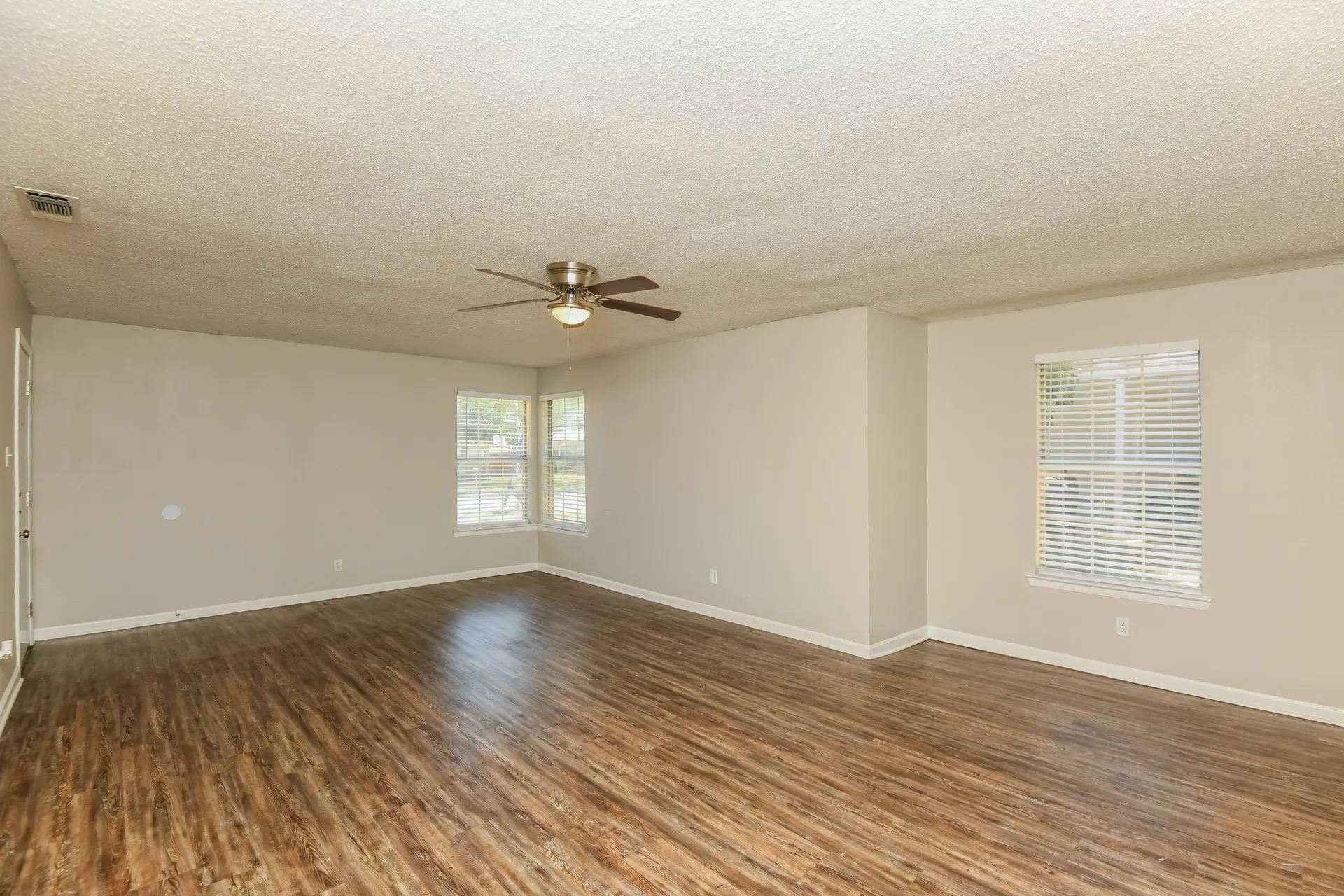 Single Family Residence For Rent in Tarrant County , 841 Hackamore Street, White Settlement, Texas 76108, 3 Bedroom, 2 Bathroom, Garage spaces, 1,442 Sqft, built in 1958, mls#21362715, Real Estate Agent in White Settlement, Homes For Rent in Tarrant county, Homes For Rent in White Settlement, Realtor in White Settlement Texas, Real Estate Brokerage Independent Realty Texas, Luminita Cordes Realtor