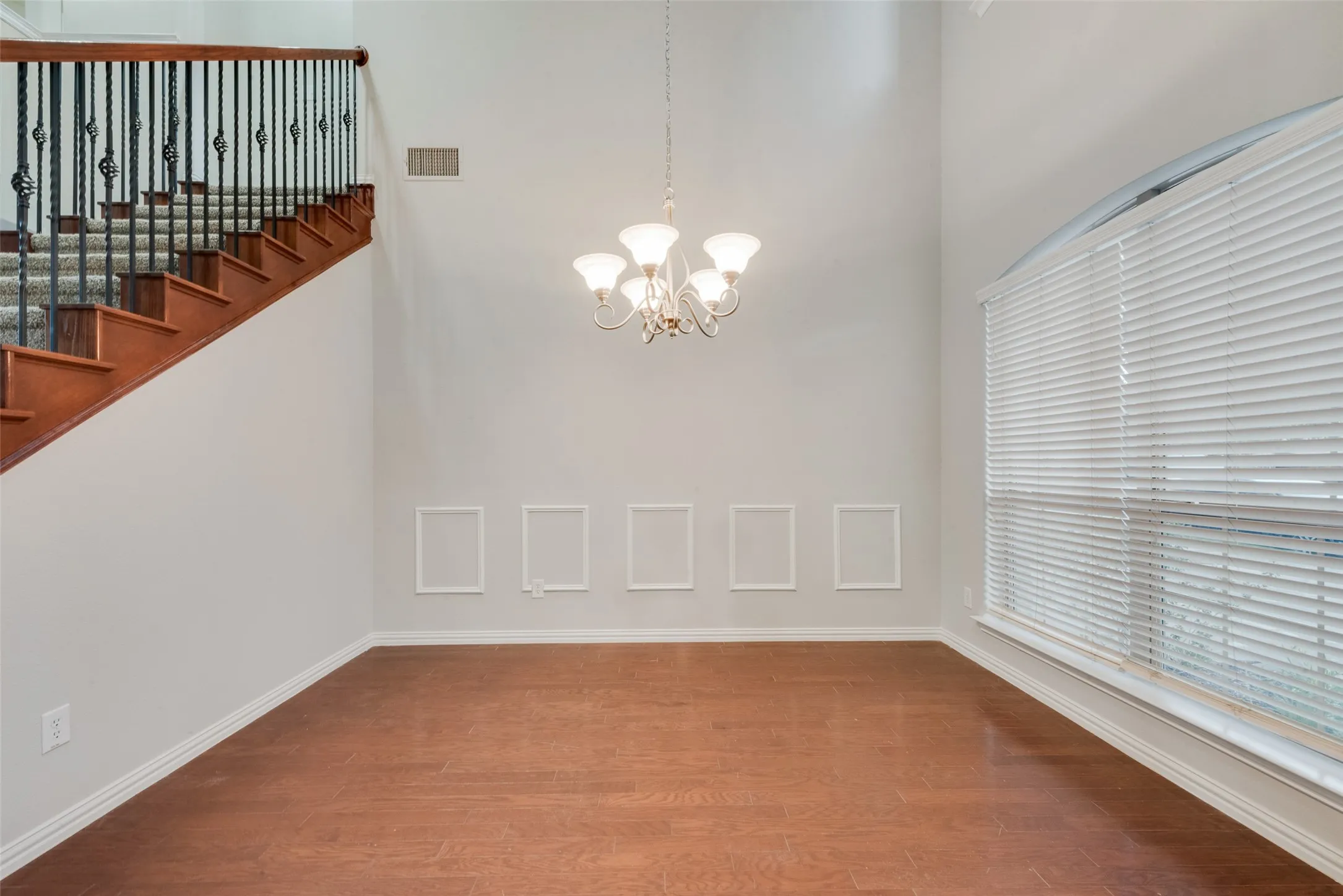 Single Family Residence For Sale in Johnson County , 917 Tara Drive, Burleson, Texas 76028, 4 Bedroom, 3 Bathroom, 2 Garage spaces, 2,876 Sqft, built in 2009, mls#21362757, Real Estate Agent in Burleson, Homes For Sale in Johnson county, Homes For Sale in Burleson, Realtor in Burleson Texas, Real Estate Brokerage Independent Realty Texas, Luminita Cordes Realtor