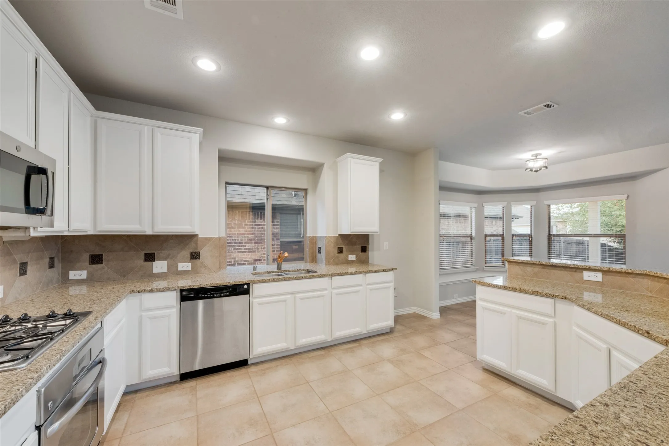 Single Family Residence For Sale in Johnson County , 917 Tara Drive, Burleson, Texas 76028, 4 Bedroom, 3 Bathroom, 2 Garage spaces, 2,876 Sqft, built in 2009, mls#21362757, Real Estate Agent in Burleson, Homes For Sale in Johnson county, Homes For Sale in Burleson, Realtor in Burleson Texas, Real Estate Brokerage Independent Realty Texas, Luminita Cordes Realtor