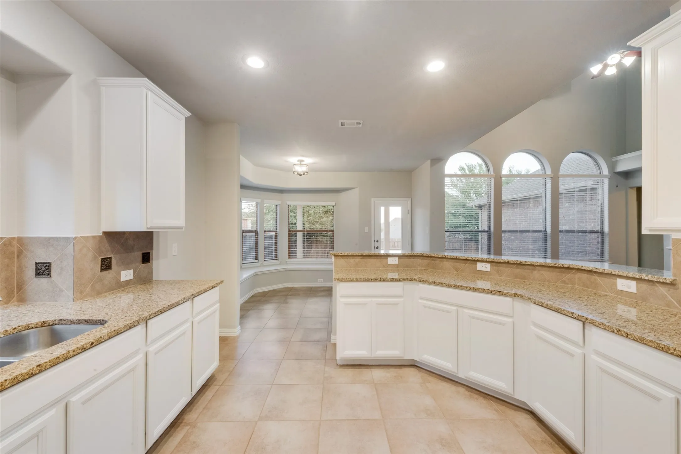 Single Family Residence For Sale in Johnson County , 917 Tara Drive, Burleson, Texas 76028, 4 Bedroom, 3 Bathroom, 2 Garage spaces, 2,876 Sqft, built in 2009, mls#21362757, Real Estate Agent in Burleson, Homes For Sale in Johnson county, Homes For Sale in Burleson, Realtor in Burleson Texas, Real Estate Brokerage Independent Realty Texas, Luminita Cordes Realtor