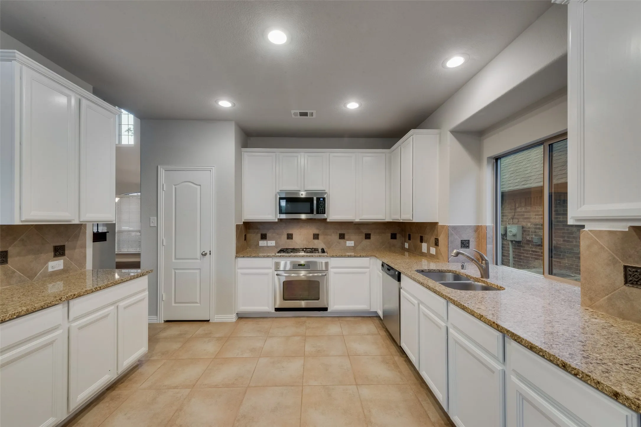 Single Family Residence For Sale in Johnson County , 917 Tara Drive, Burleson, Texas 76028, 4 Bedroom, 3 Bathroom, 2 Garage spaces, 2,876 Sqft, built in 2009, mls#21362757, Real Estate Agent in Burleson, Homes For Sale in Johnson county, Homes For Sale in Burleson, Realtor in Burleson Texas, Real Estate Brokerage Independent Realty Texas, Luminita Cordes Realtor